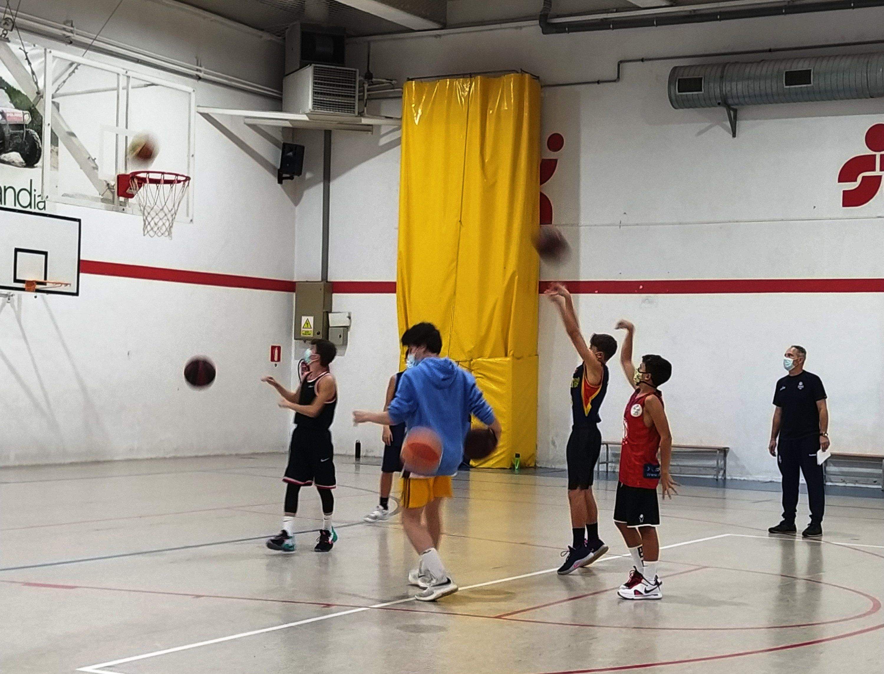 Jugadors de la base del MoraBanc Andorra al poliesportiu de Sant Julià.