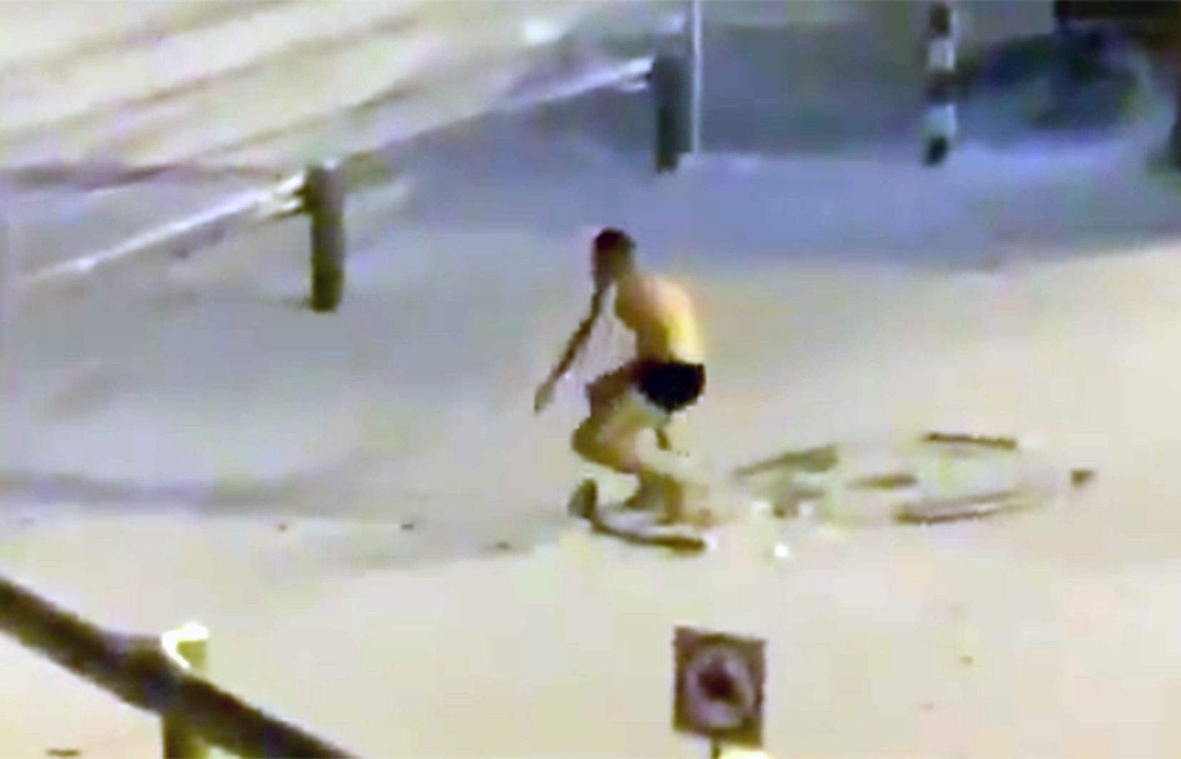 Un home rebolcant-se damunt la neu del Pas.