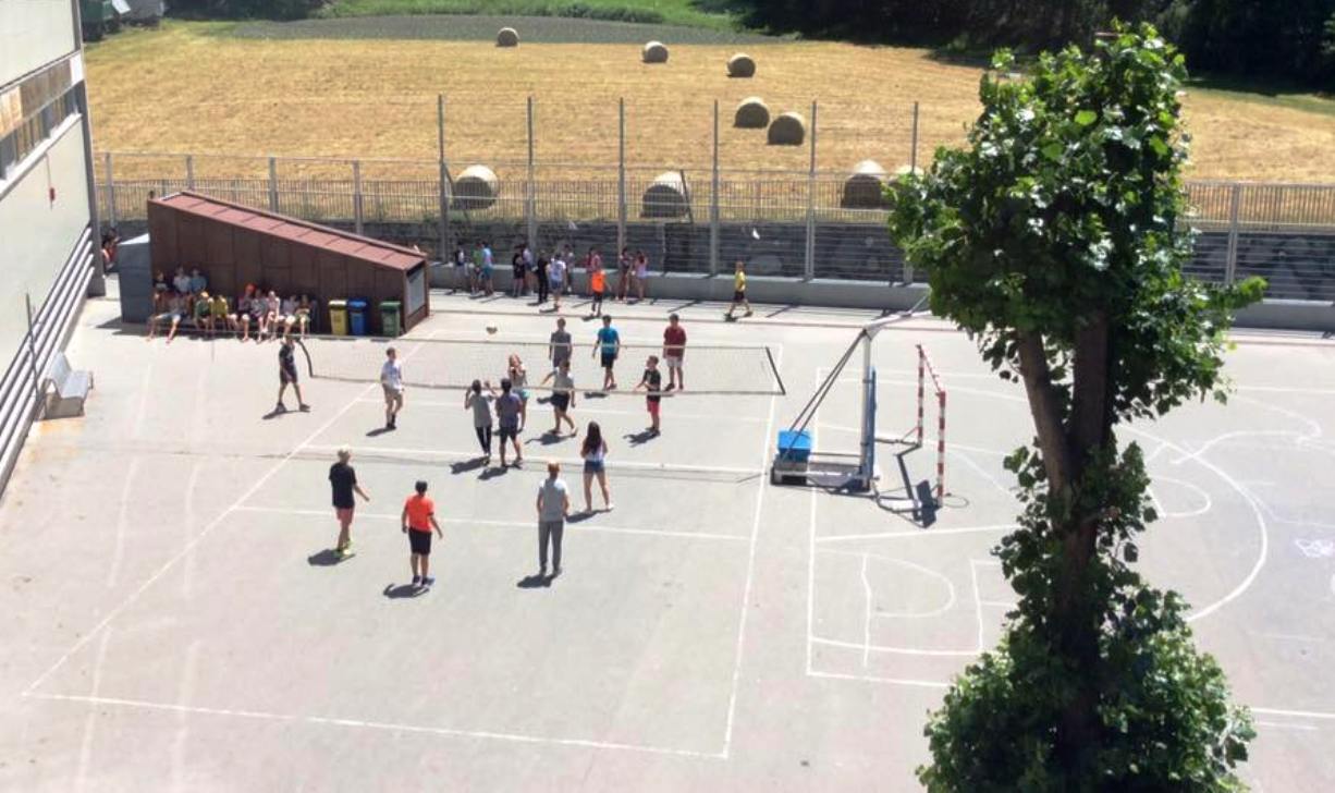 Alumnes al pati de l'escola d'Ordino.