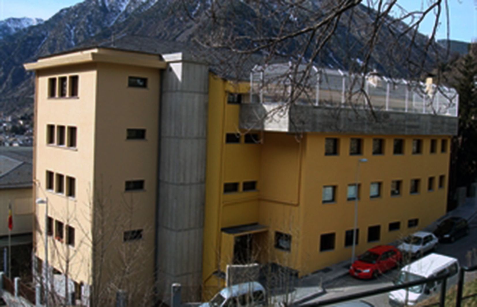 Una imatge de l'exterior de l'Escola francesa d'Escaldes.