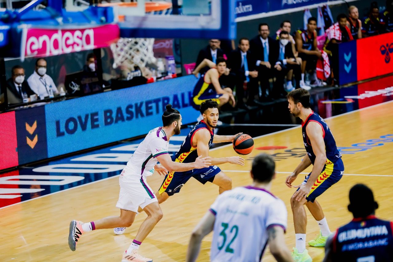 Senglin fa jugada durant el partit d'aquest diumenge.