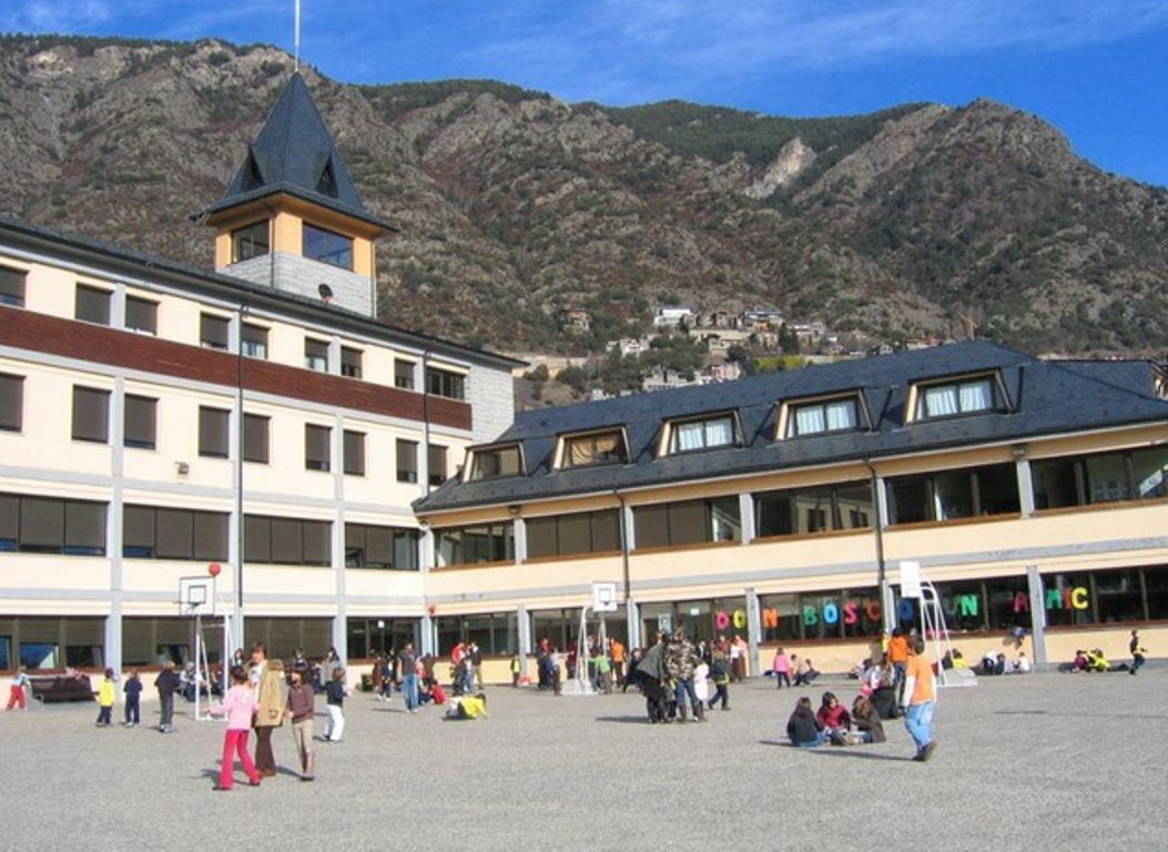 Alumnes al pati del col·legi Sant Ermengol d'Andorra la Vella.