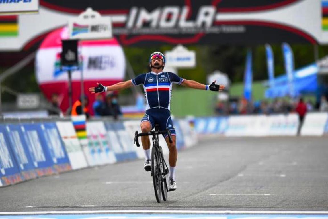 Alaphilippe entra guanyador a Imola.