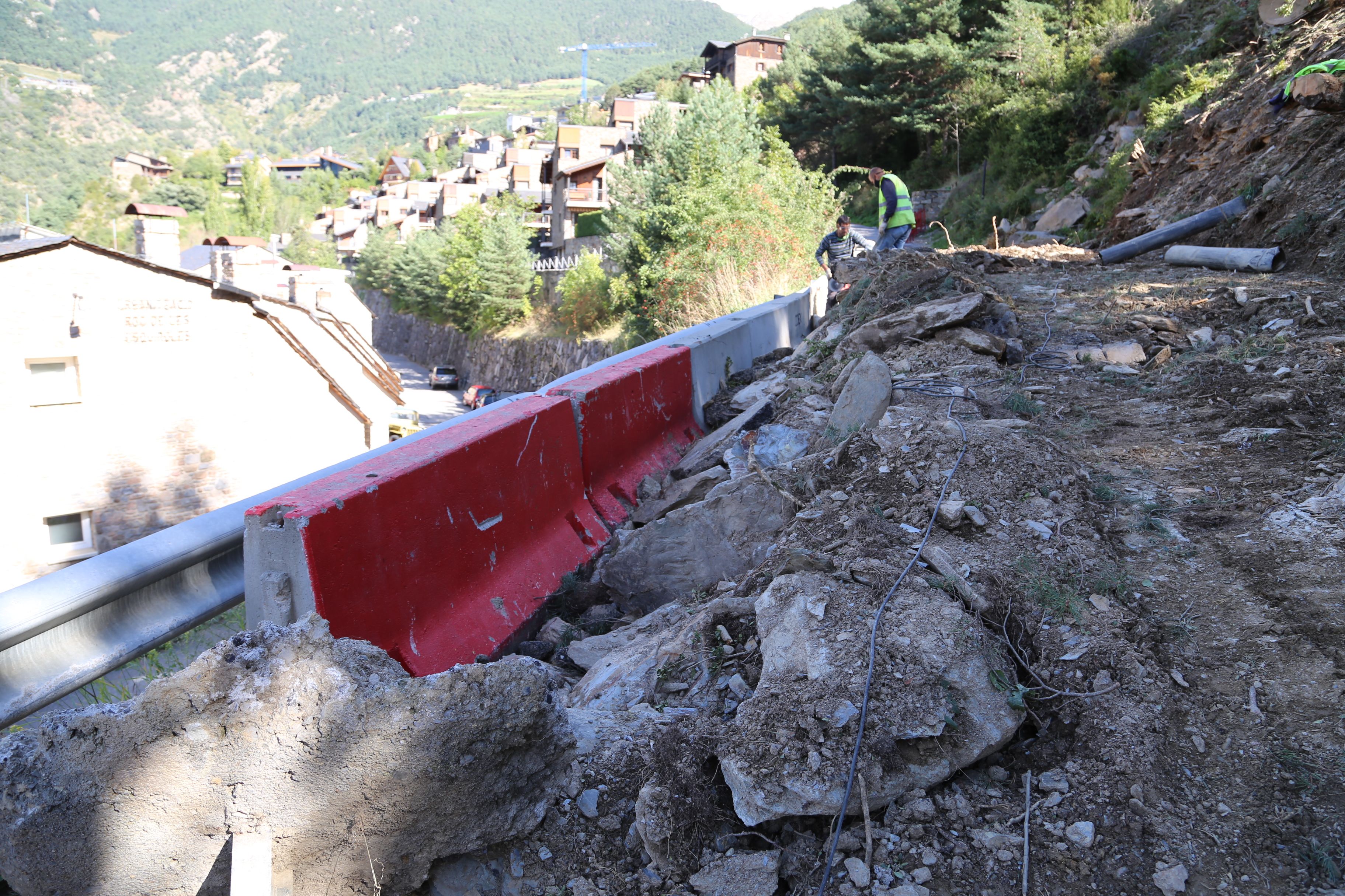 Obres a la carretera d'Aixirivall.