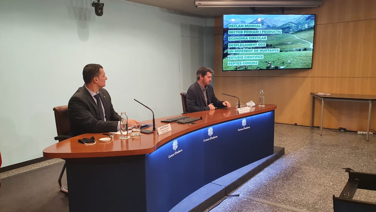 El ministre de Presidència, Economia i Empresa, Jordi Gallardo i el director d’Actua Innovació i l’Institut d’Estudis Andorrans (IEA), Marc Pons, durant la presentació del projecte a Govern