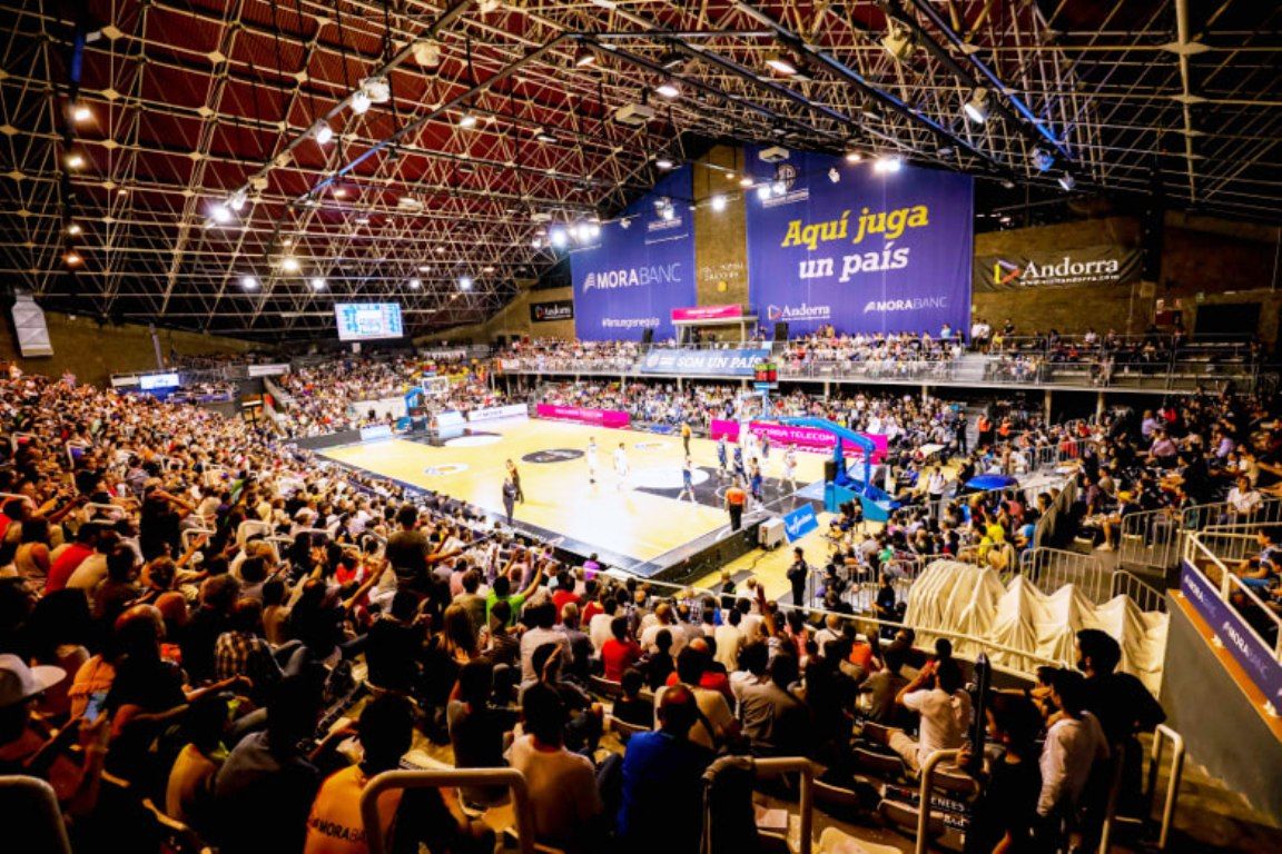 Vista general de les graderies del pavelló. Vista general de les graderies del pavelló.