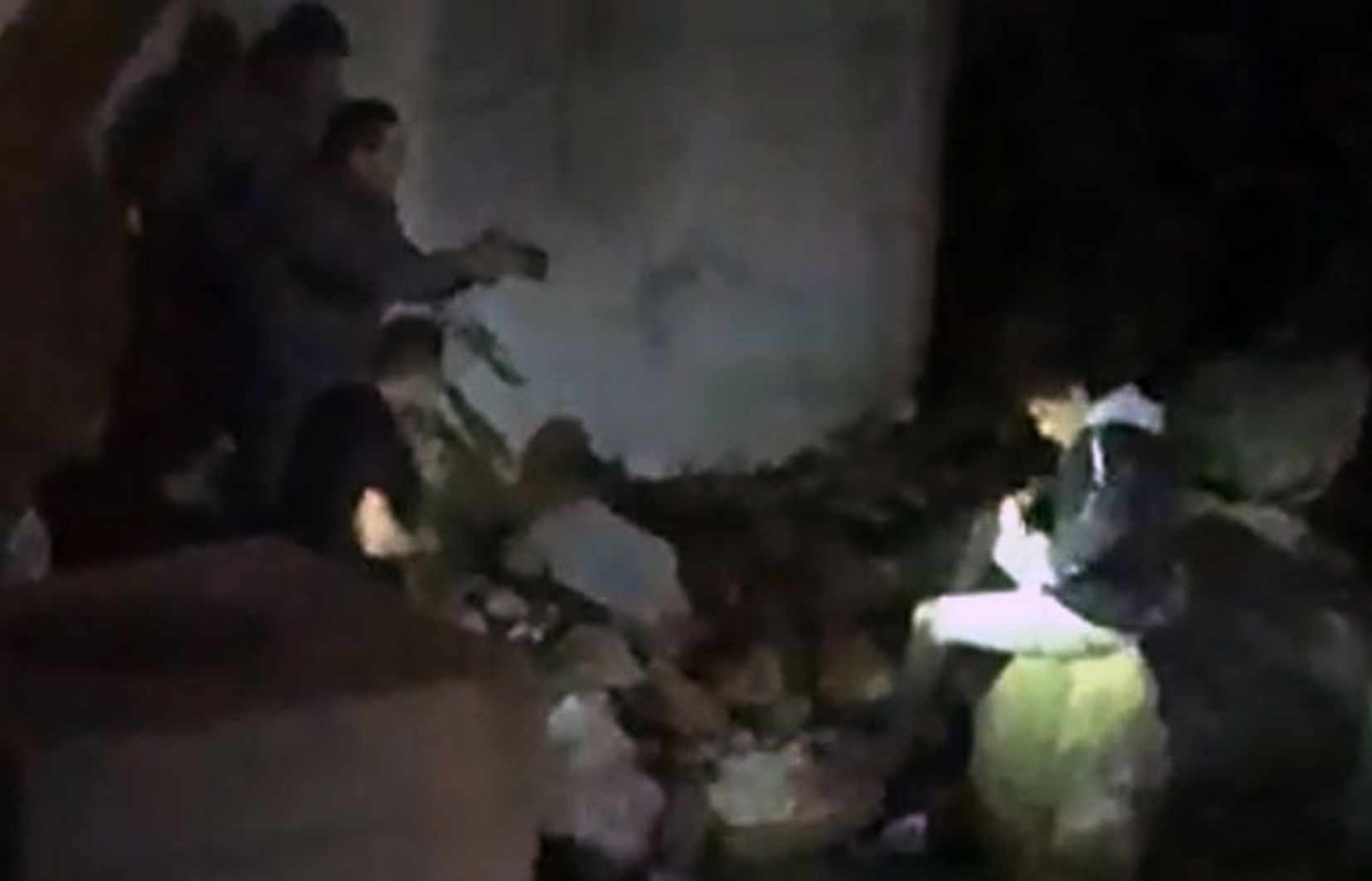 Moment de la detenció del pres en ser avortada la fuga a la llera del riu, a Santa Coloma.