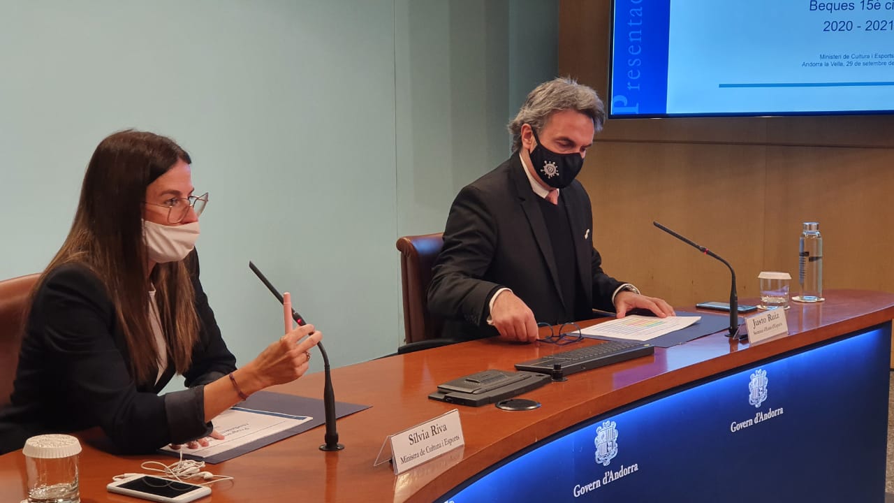 La ministra de Cultura i Esports, Silvia Riva i el secretari d’Estat d’Esports, Justo Ruiz, durant la presentació de les beques esportives