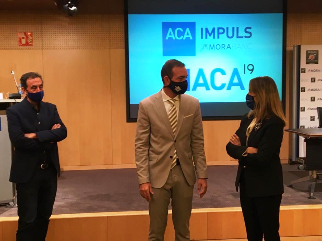 El secretari general de l'ACA, Toni Sasplugas, el ministre Jordi Torres i Mireia Maestre de MoraBanc, abans de la presentació.