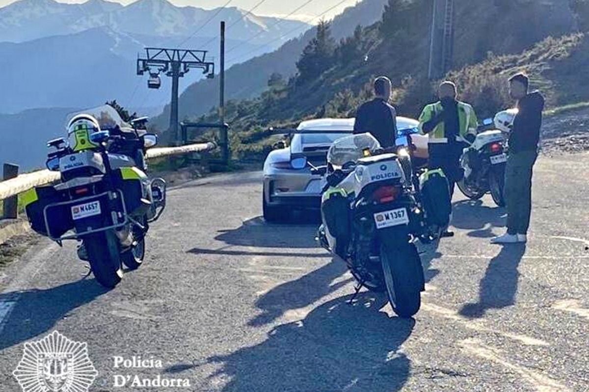 Control de policia en una carretera secundària.