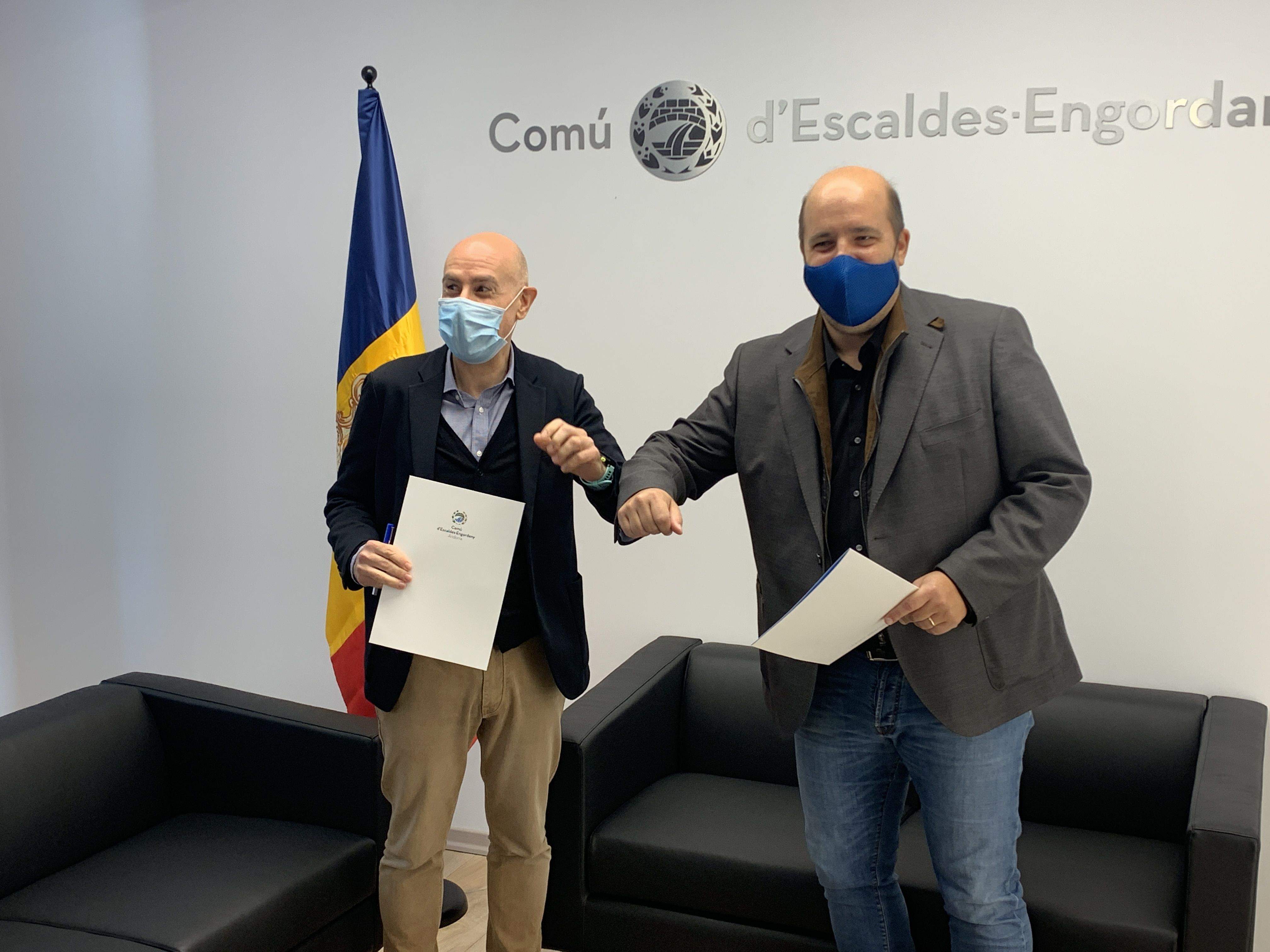 Joaquim Dolsa i Gorka Aixàs després de la signatura del conveni.