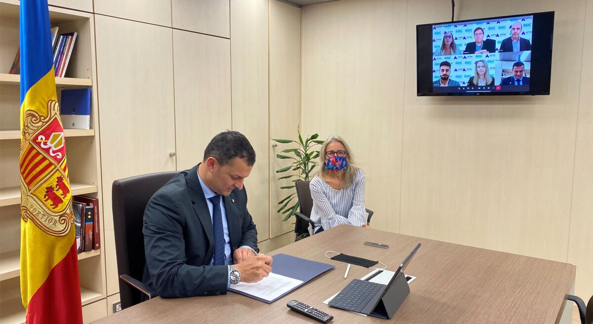 El ministre Jordi Gallardo durant la signatura de l'acord.