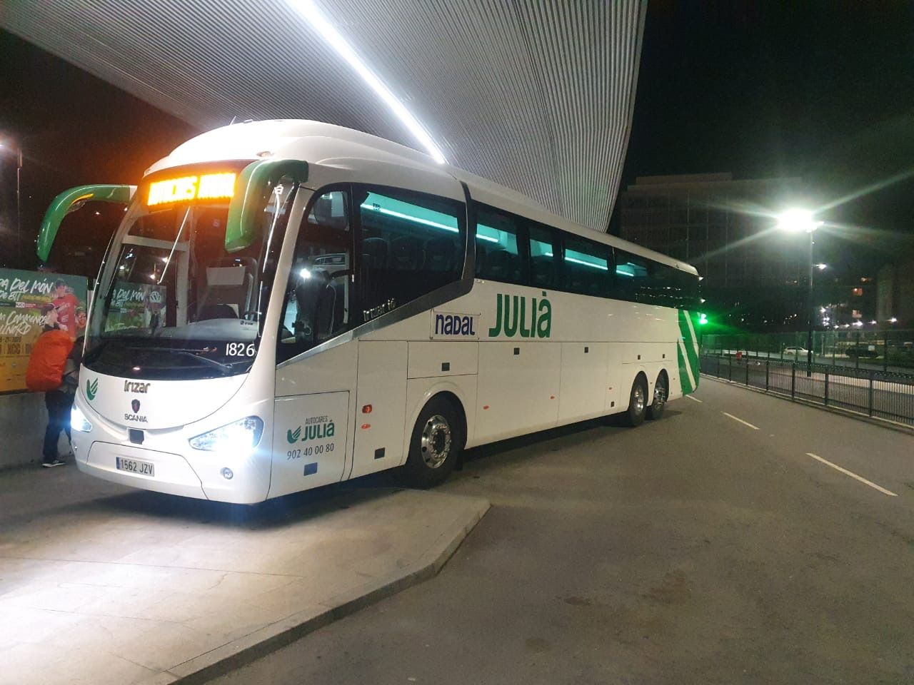 Un autocar estacionat a l'Estació Nacional d'Autobusos.