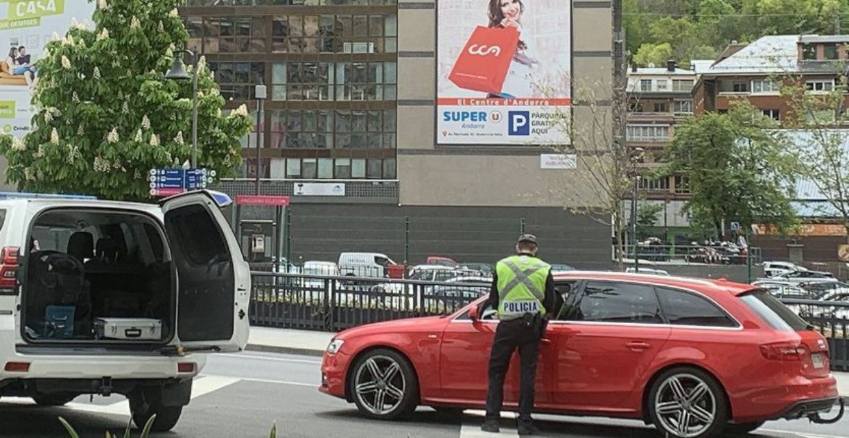 Un control de trànsit al centre d'Andorra la Vella. Un control de trànsit al centre d'Andorra la Vella.