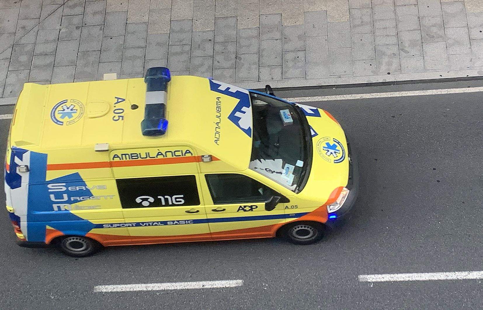 Una ambulància dirigint-se cap a l'hospital.