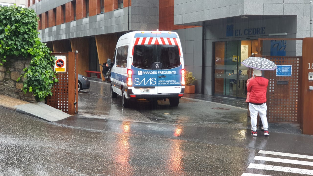 Un vehicle del SAAS que trasllada personal cap al Cedre. Un vehicle del SAAS que trasllada personal cap al Cedre.