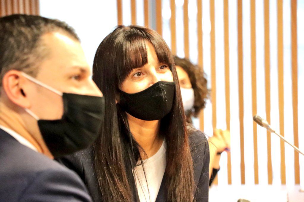 Jordi Gallardo i la presidenta de la comissió d'Economia, Mònica Bonell.