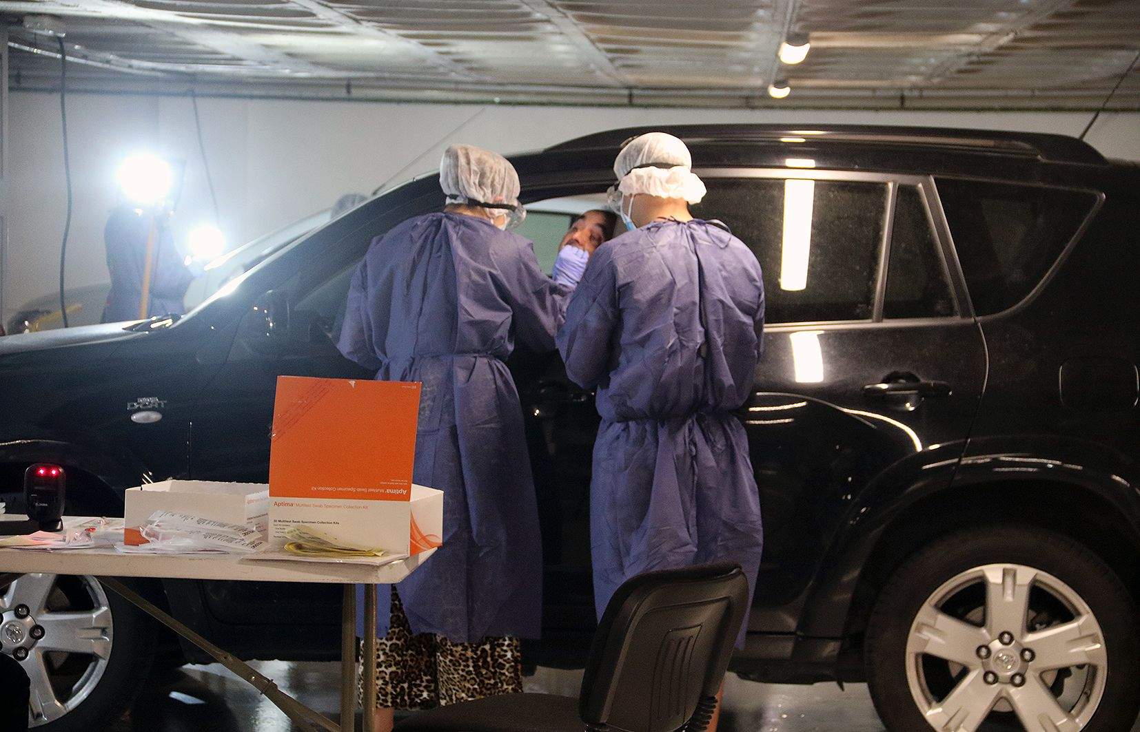 Una prova de detecció ràpida de coronavirus a l''stop lab' de Prat de la Creu.