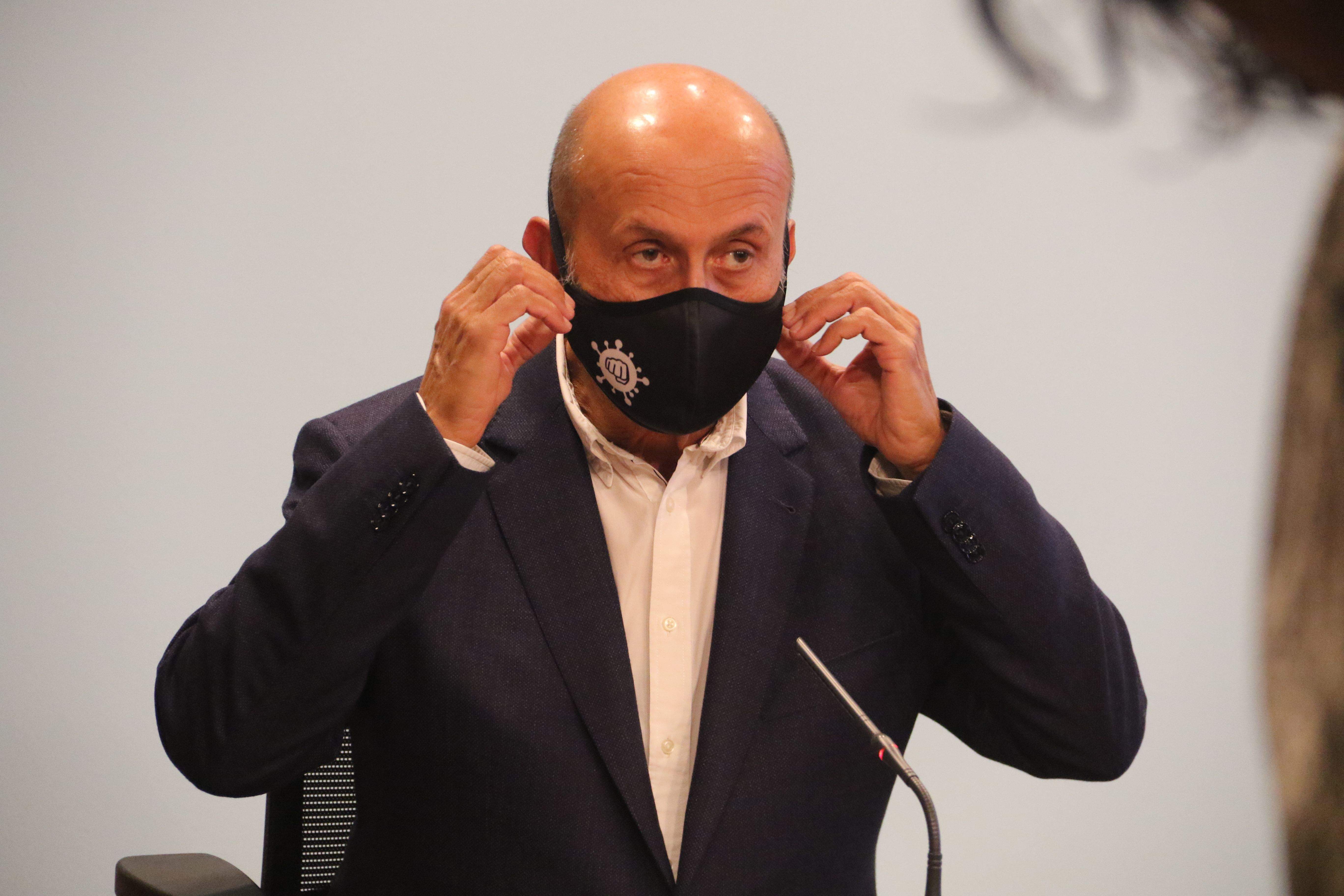 El ministre Joan Martínez Benazet es retira la mascareta abans de donar explicacions.