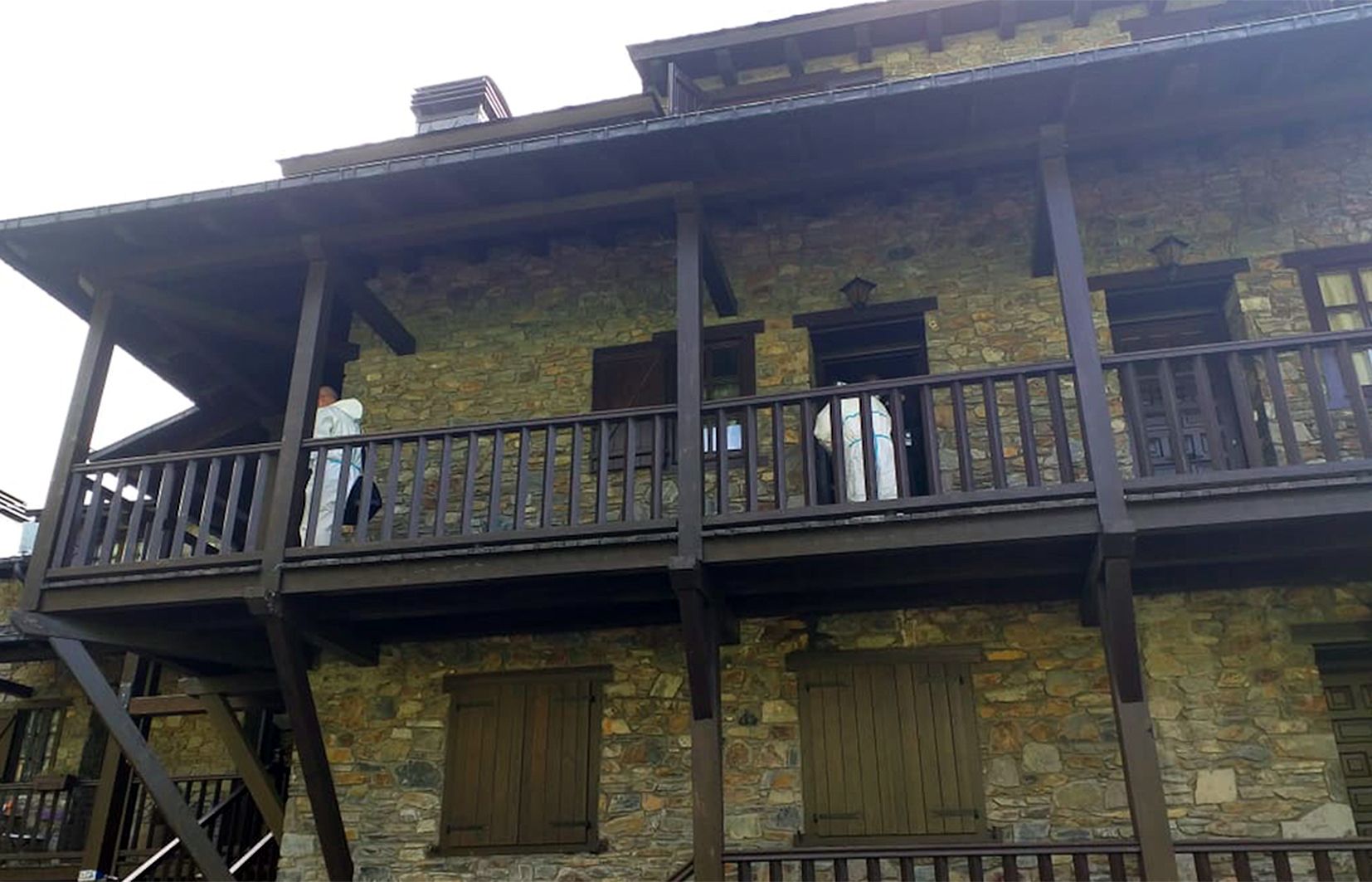 Dos policies treballant en l'escenari del crim hores després dels fets.