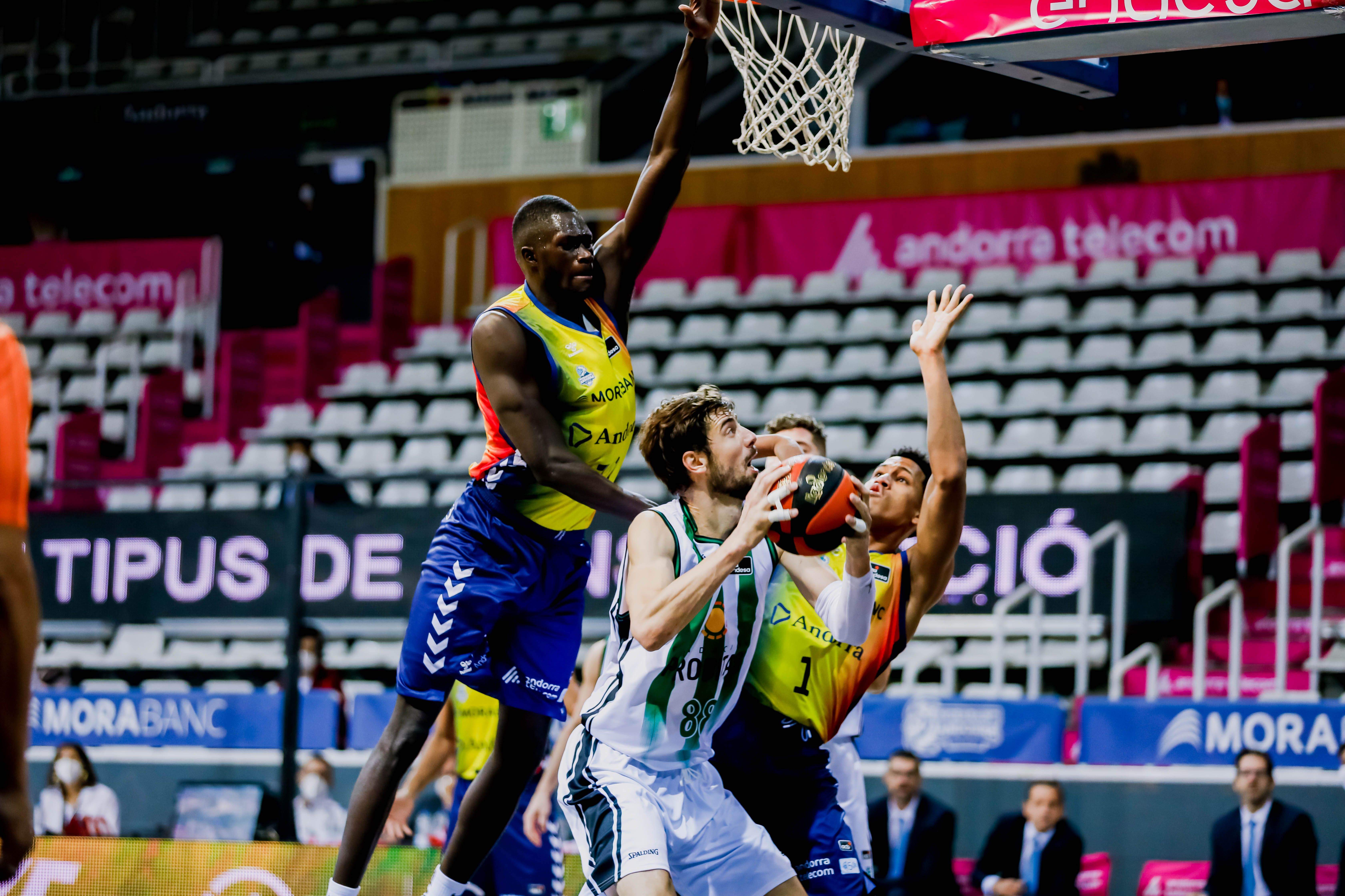 Malik Dime i Tyson Pérez intenten aturar Ante Tomic, un dels millors del Joventut. La portaveu del Sindicat, Rebeca Bonache.