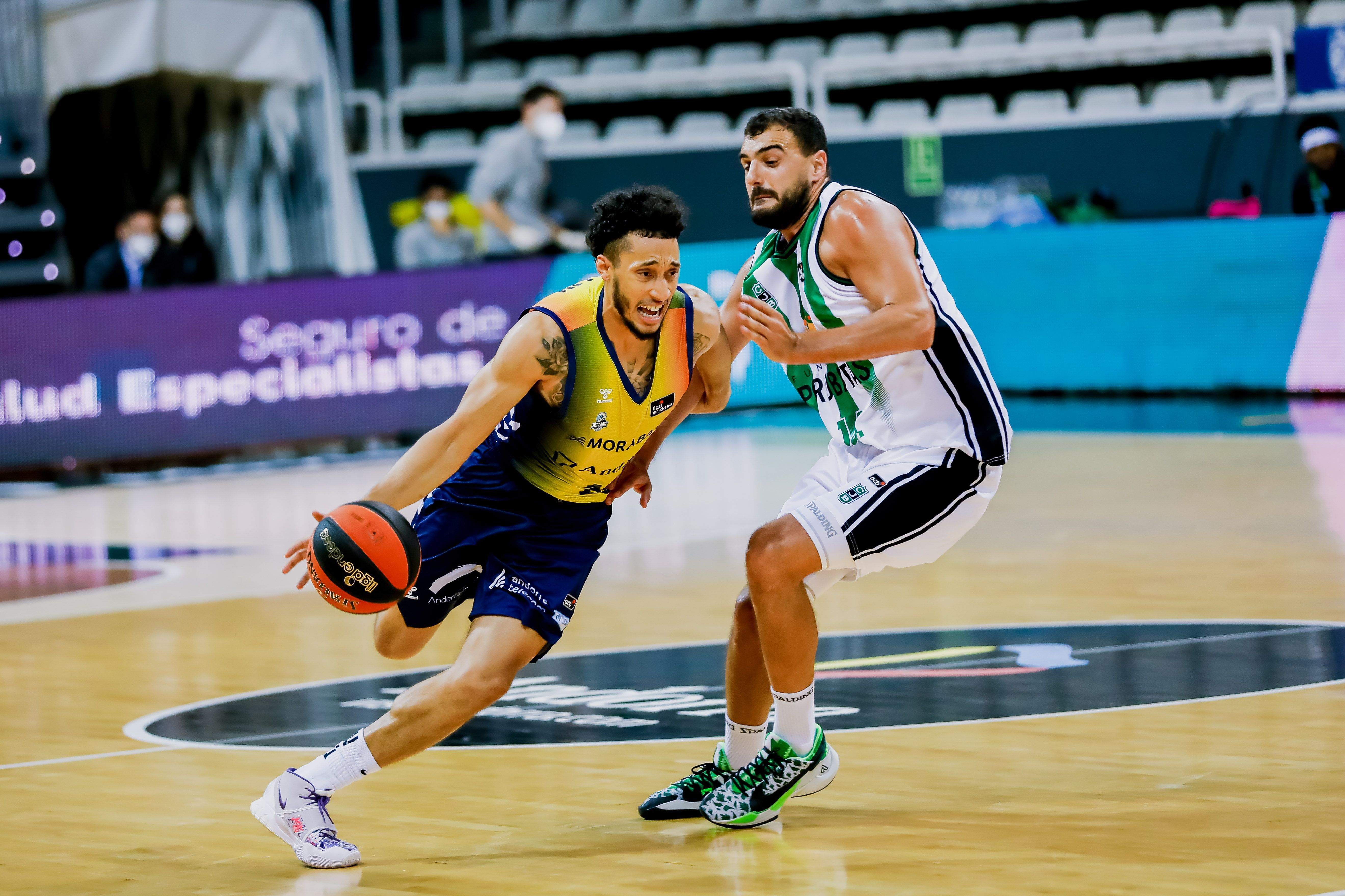 Jeremy Senglin, màxim anotador dels tricolors, intenta superar Albert Ventura.