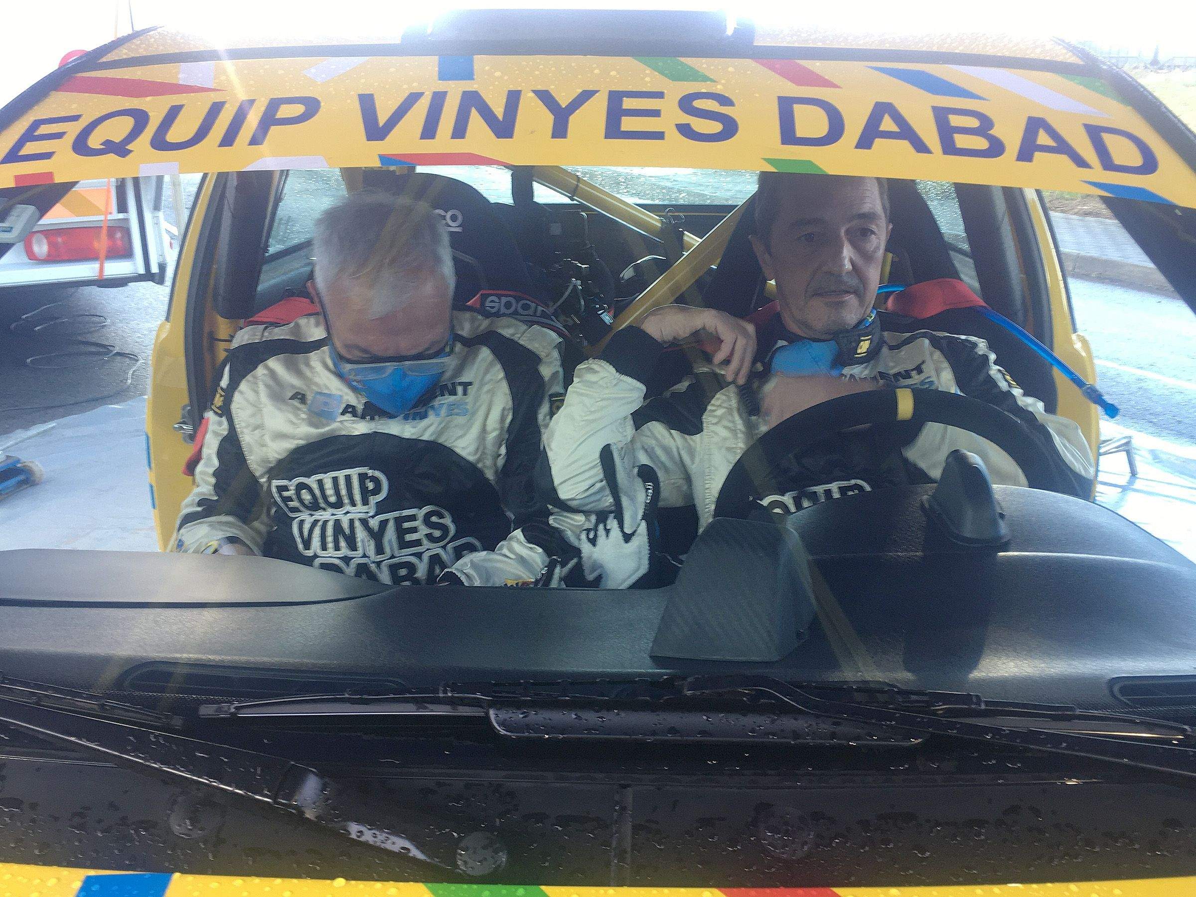 Mercader i Vinyes a l'interior del Seat Ibiza Kit Car.