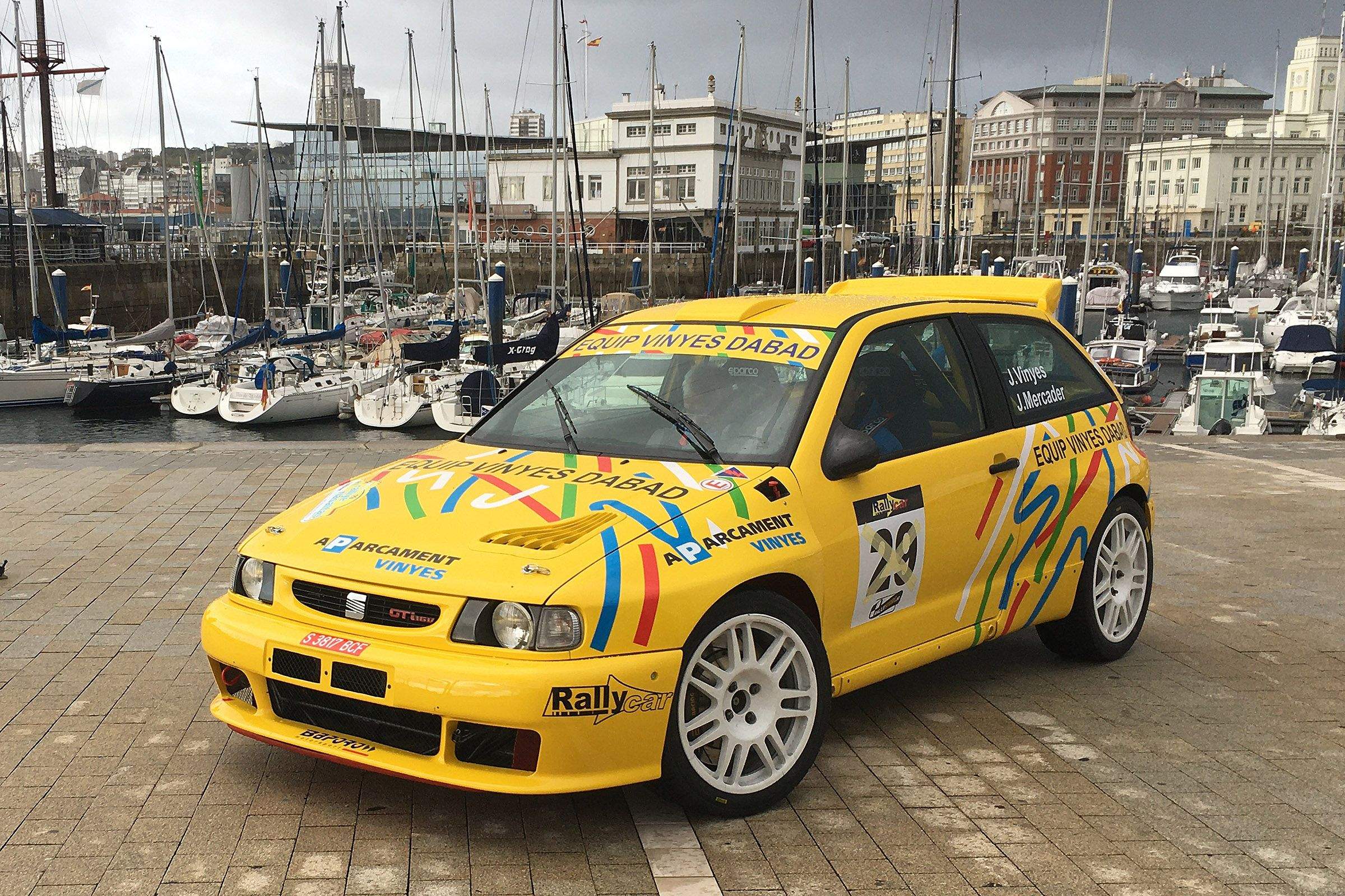 El Seat Ibiza Kit Car de Joan Vinyes i Jordi Mercader. La portaveu del Sindicat, Rebeca Bonache.