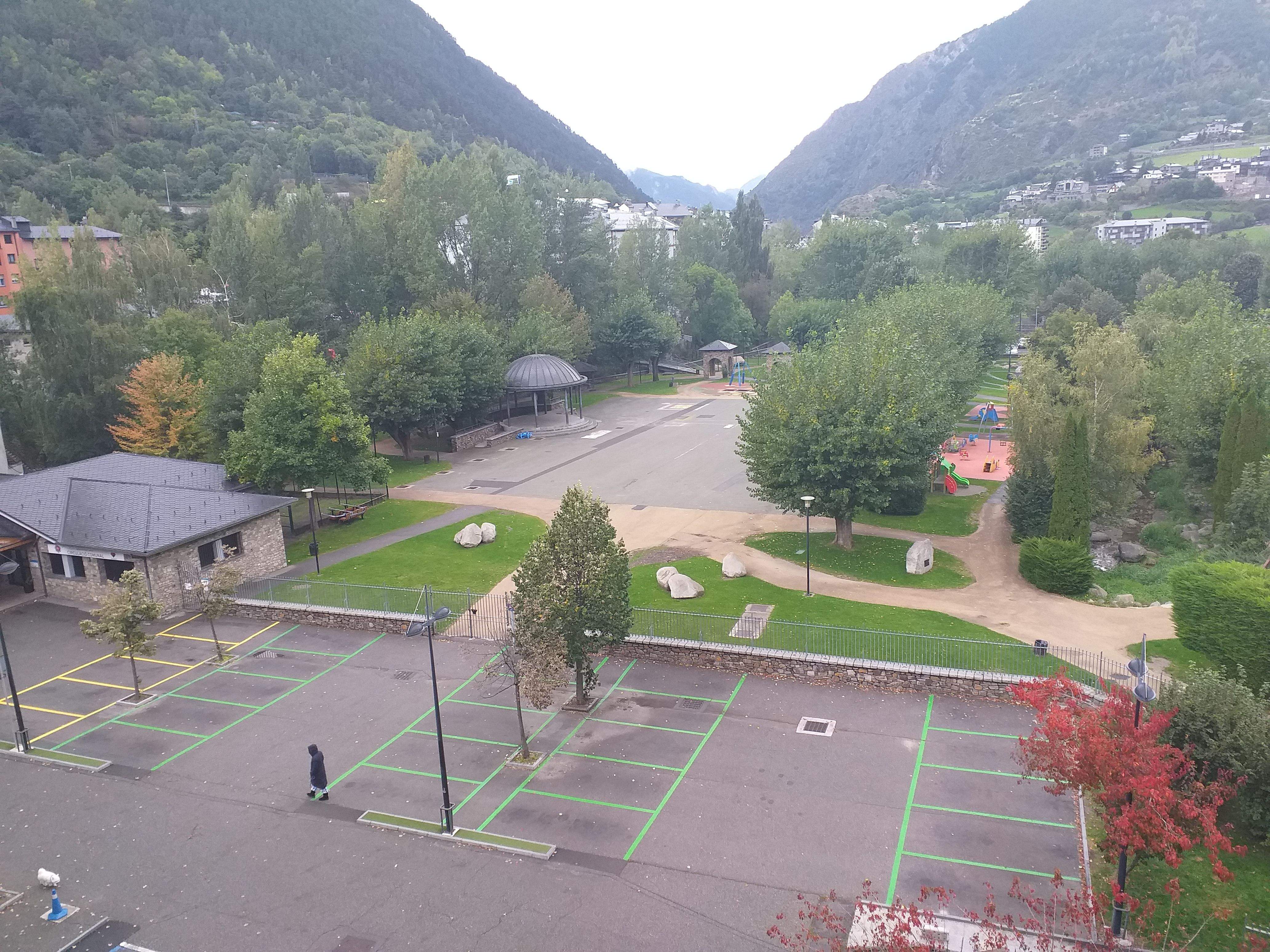 El Prat Gran ja està totalment buit, sense persones ni cotxes.