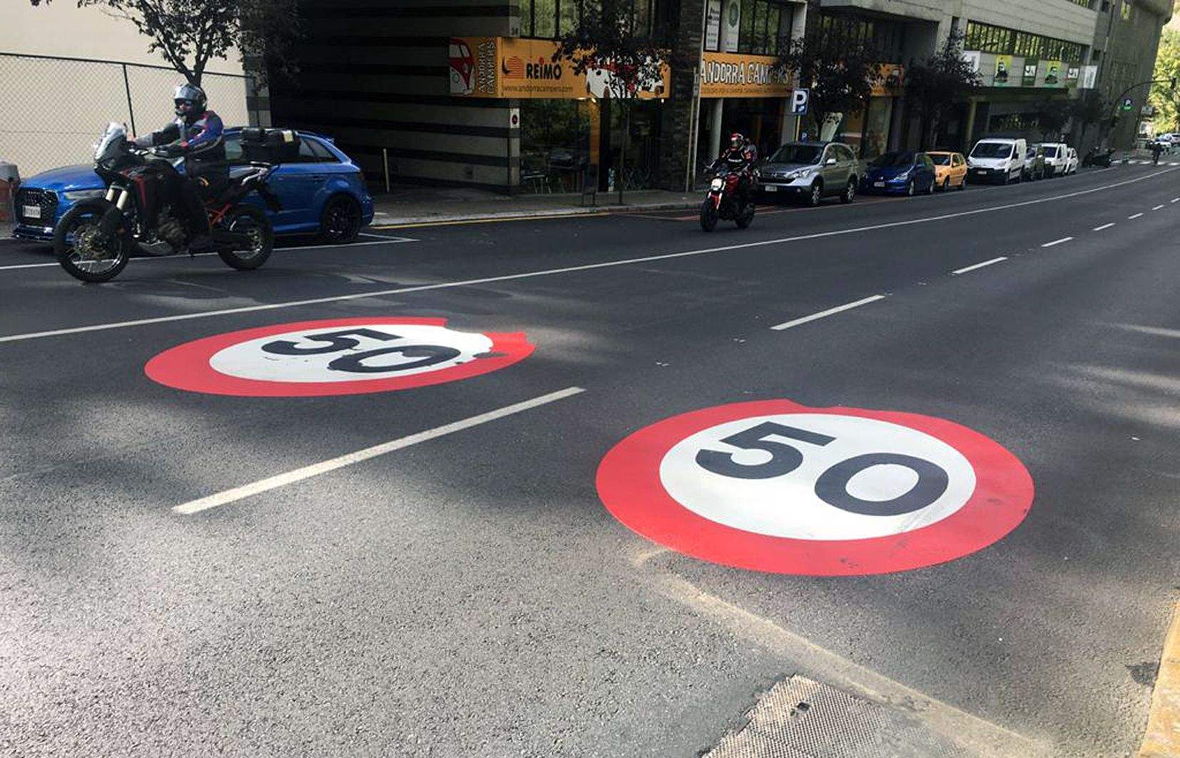 Les noves senyalitzacions impregnades a l'asfalt de l'avinguda Francesc Cairat.