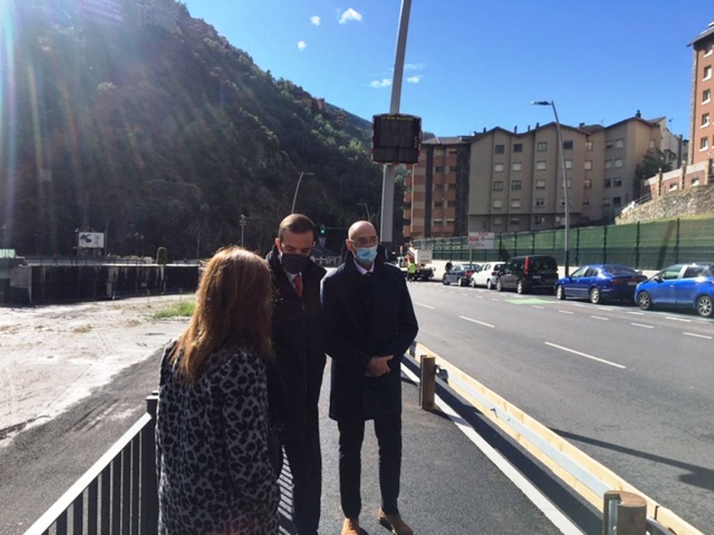 El ministre Jordi Torres i el director de Mobilitat, Jaume Bonell amb els cònsols de Sant Julià.