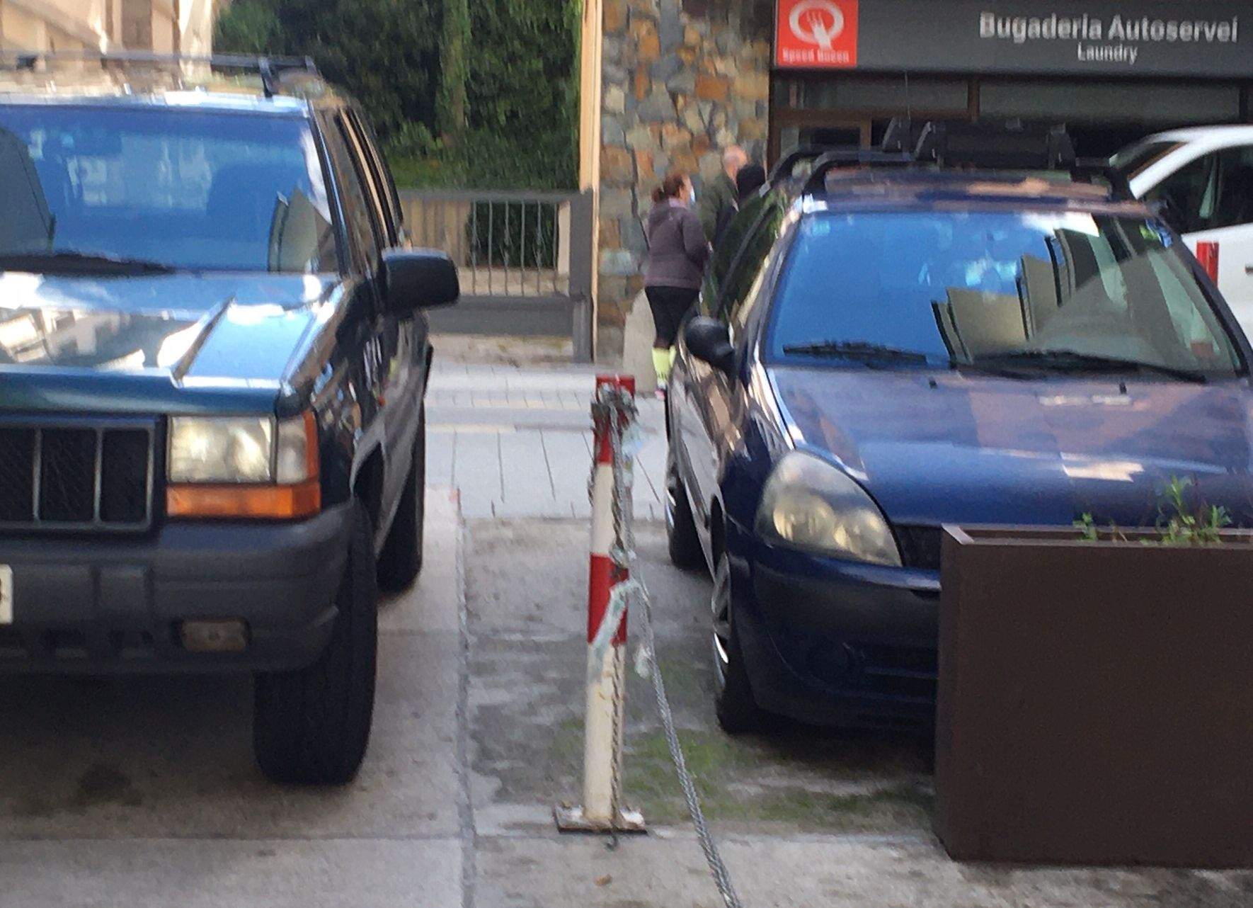 Cotxes aparcats aquest dilluns al recinte de l'antiga oficina de Naturlandia.