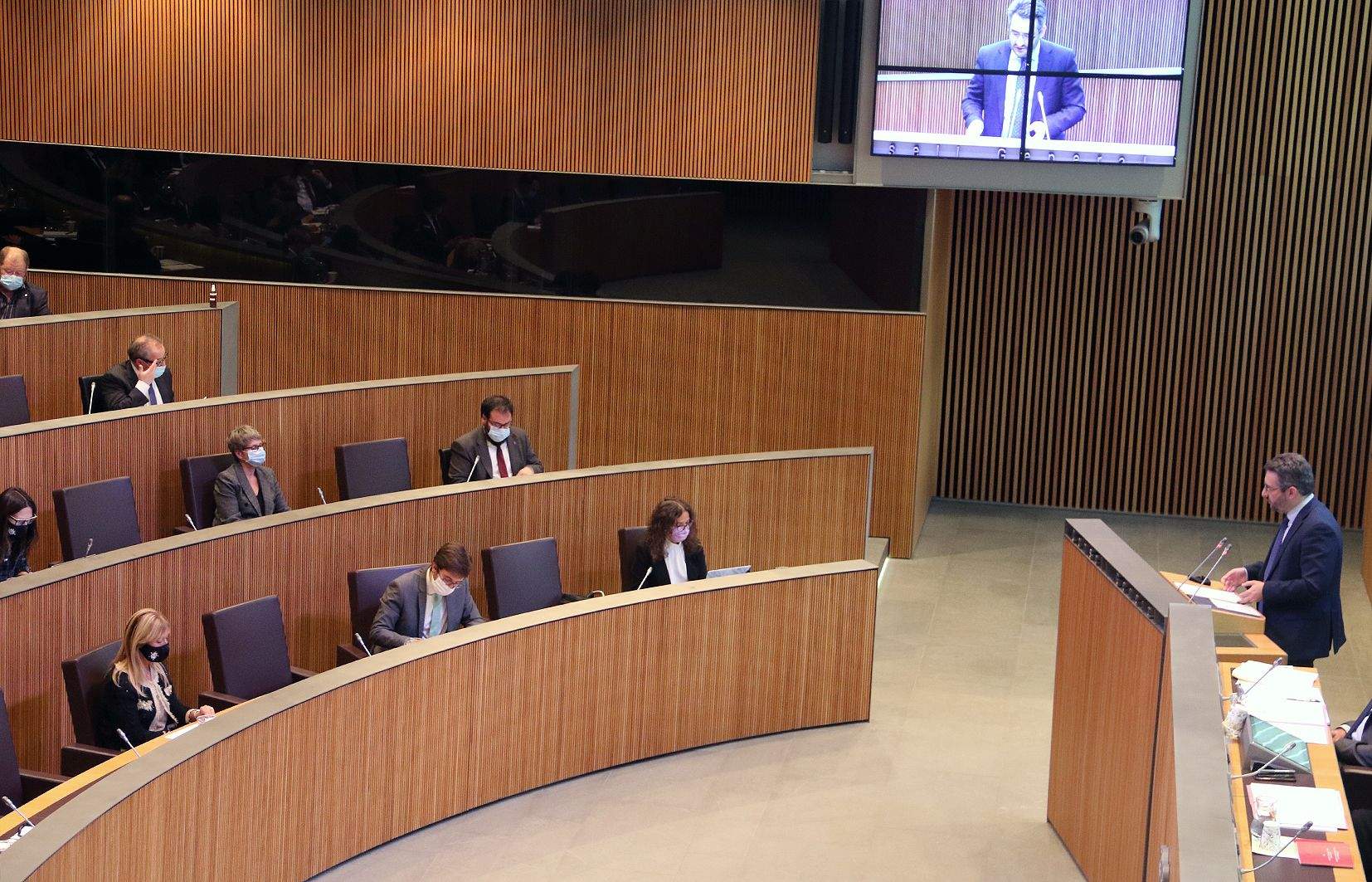 El ministre de Finances, Eric Jover, dirigint-se fonamentalment als socialdemòcrates en una sessió de Consell.