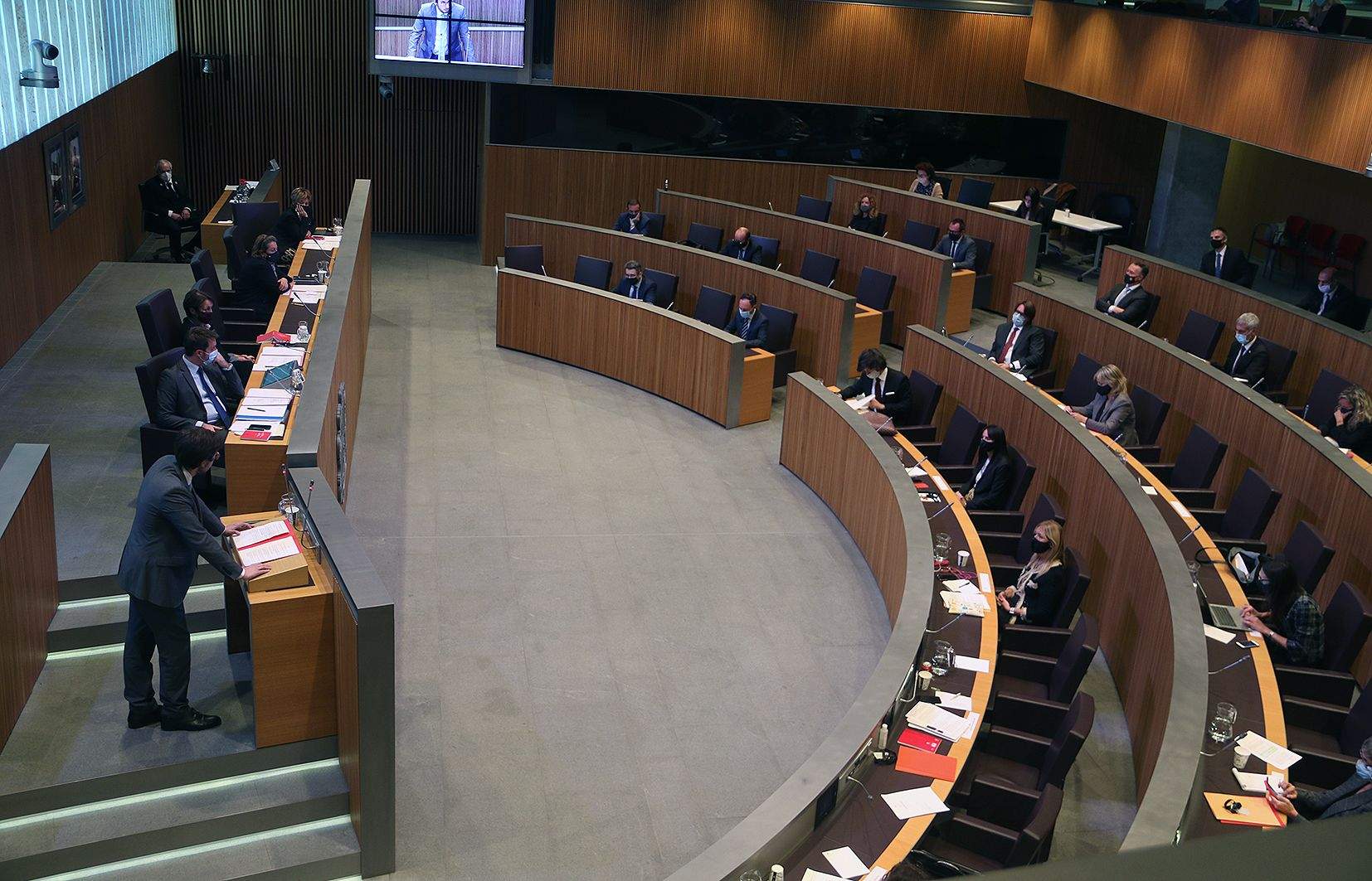 Roger Padreny defensant la posició del PS adreçant-se a la bancada governamental.