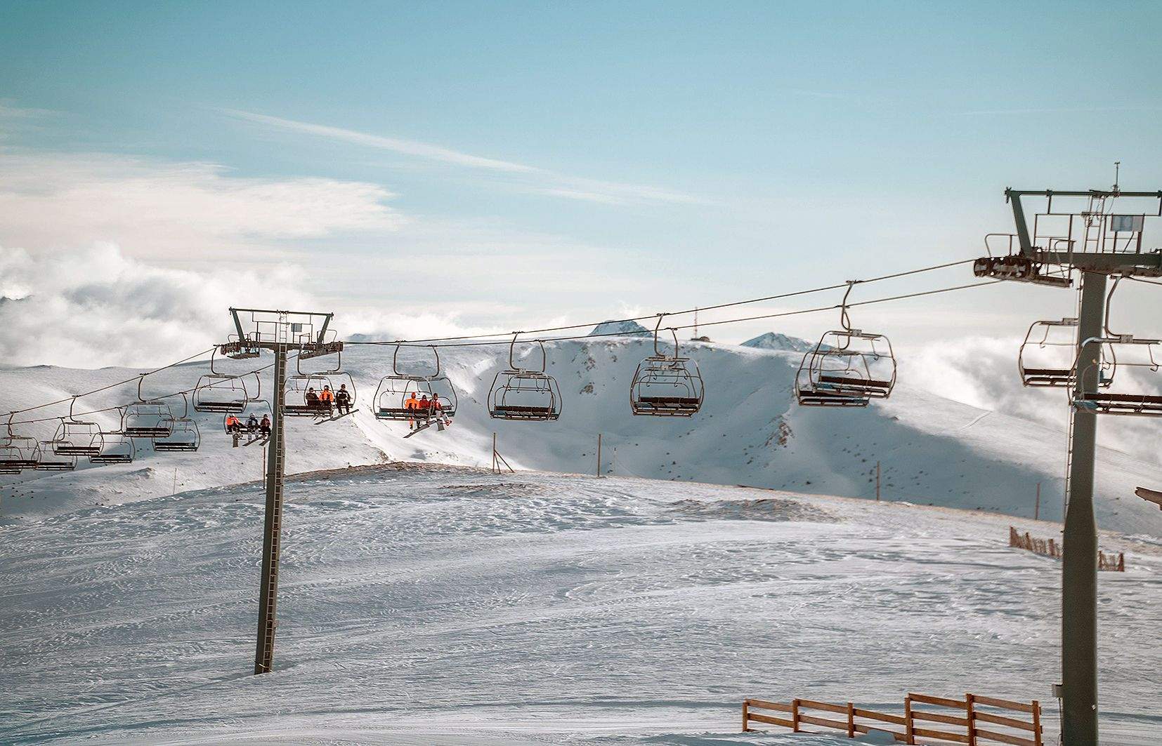 Esquiadors en un telecadira a Soldeu.