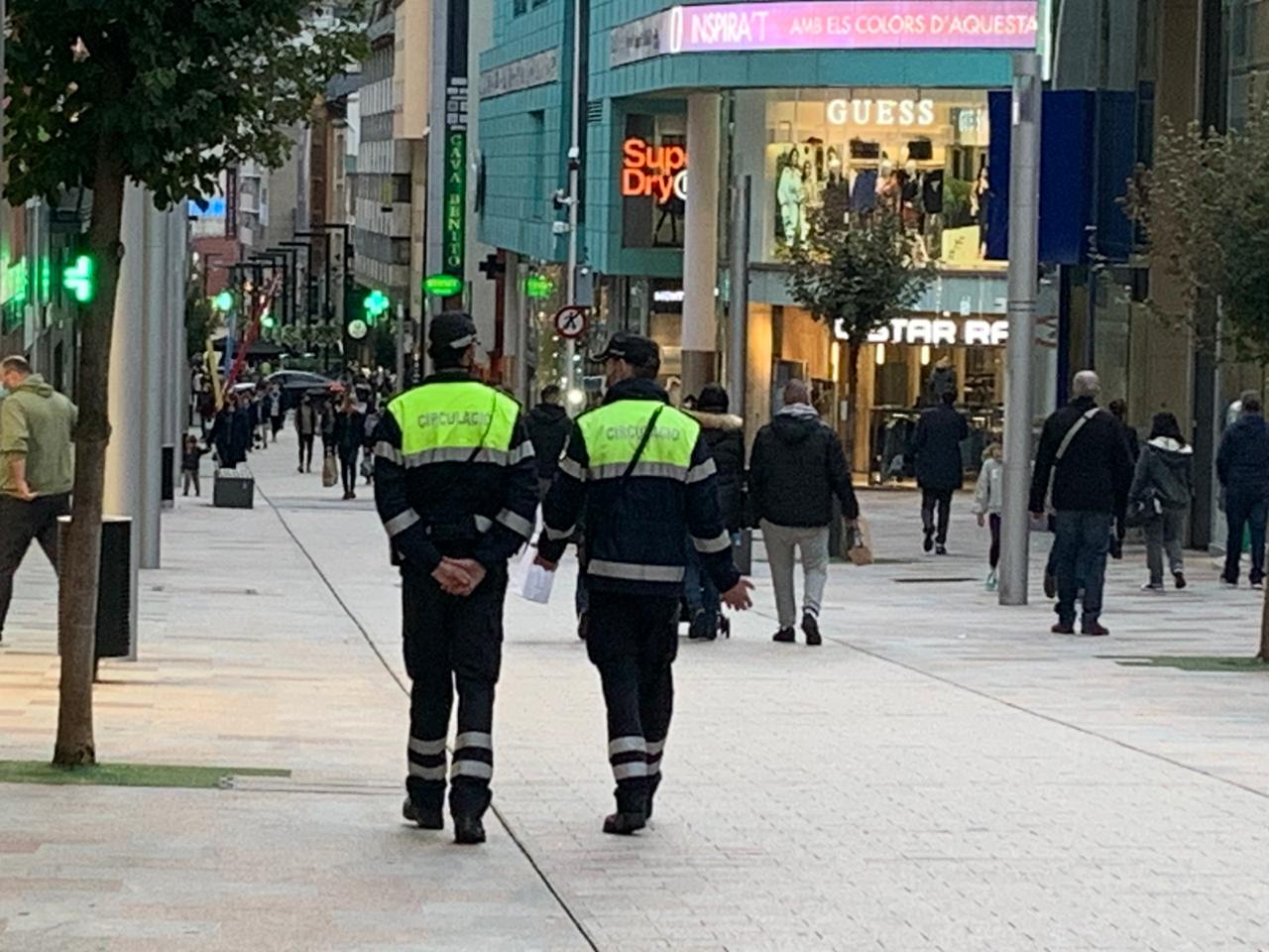 Dos urbans patrullant per l'avinguda Carlemany.