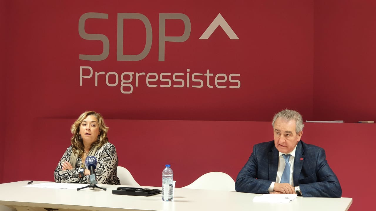 La membre de l’executiva, Elisabeth Zoppetti i el president de Progressistes-SDP, Jaume Bartumeu, en una roda de premsa.