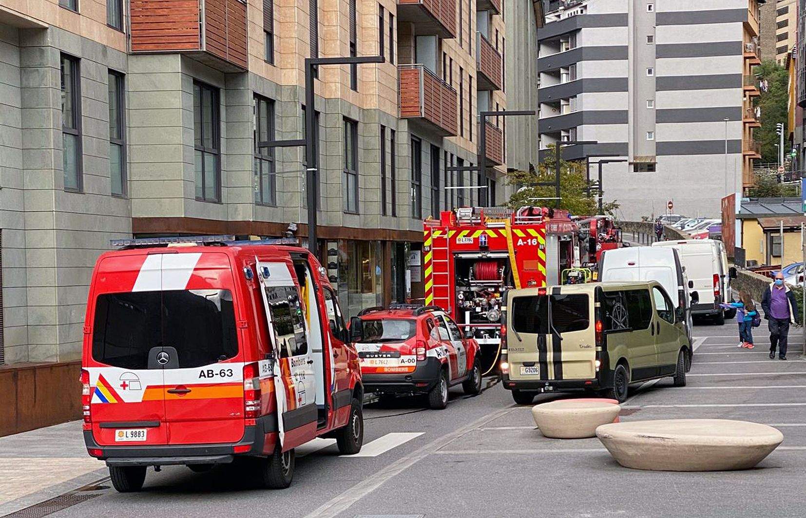 Dotacions dels bombers al peu de l'edifici on hi ha hagut l'ensurt.