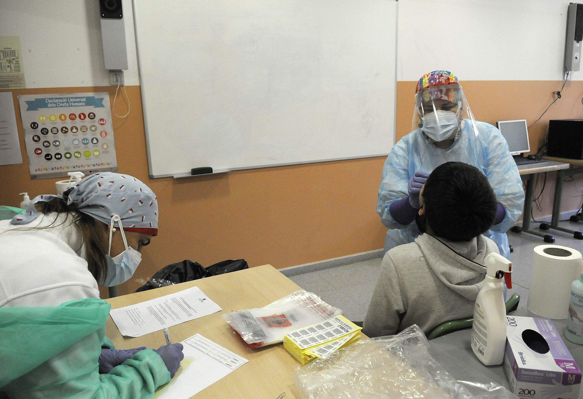 Un dels alumnes se sotmet a la presa de mostres per la prova TMA.