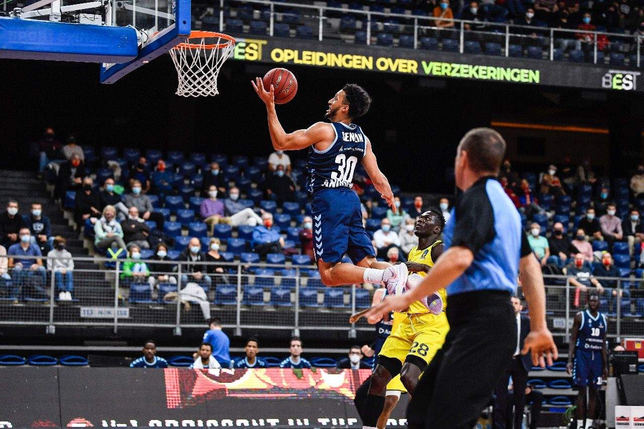 Senglin entra a cistella durant el partit d'aquest dimarts.