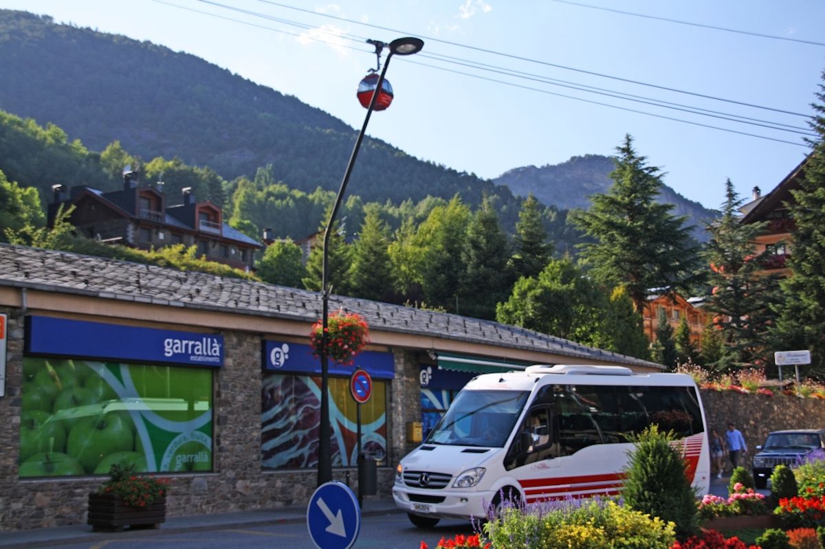 Un bus de la Cooperativa, que fins ara feia el servei que assumirà ara Novatel.
