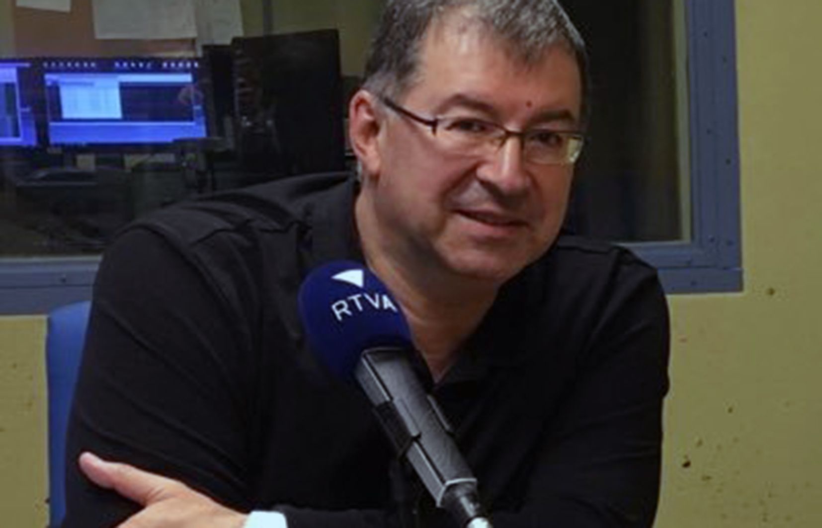 Una imatge d'Àlex Lliteras al costat del micròfon. Una imatge d'Àlex Lliteras al costat del micròfon.