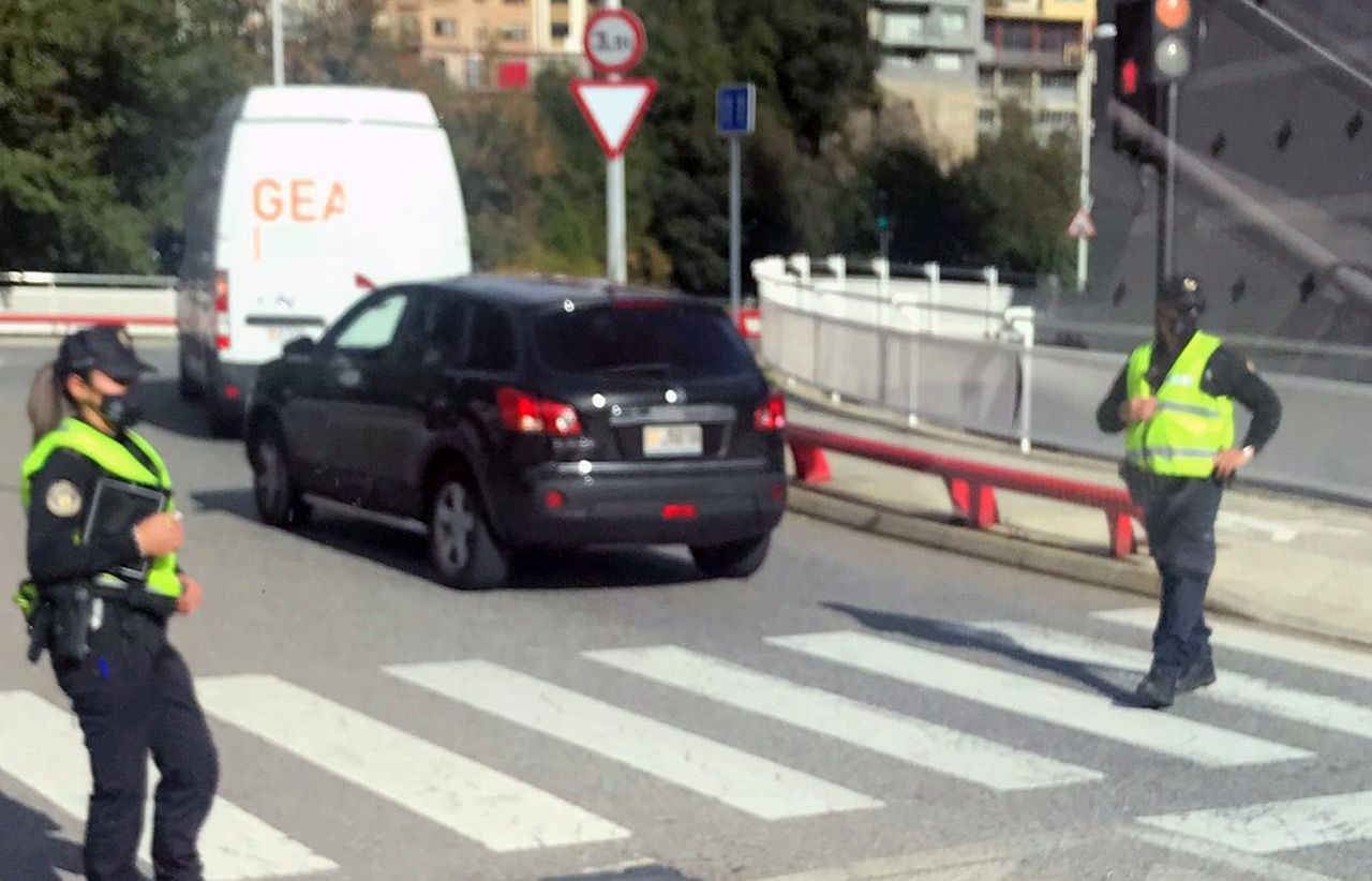 Dos agents de policia en un control.