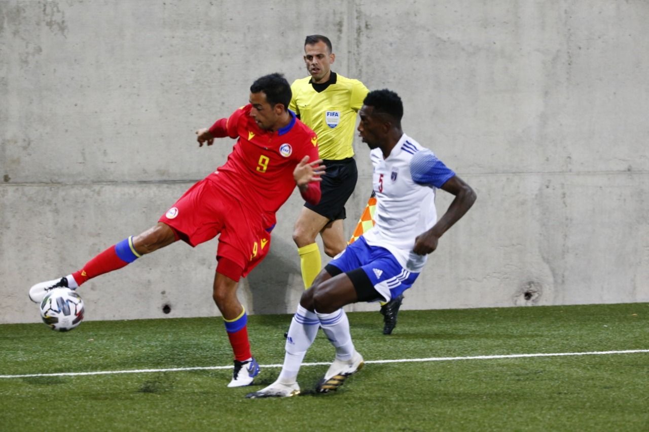 Aaron Sánchez controla una pilota davant la pressió del visitant Borges.