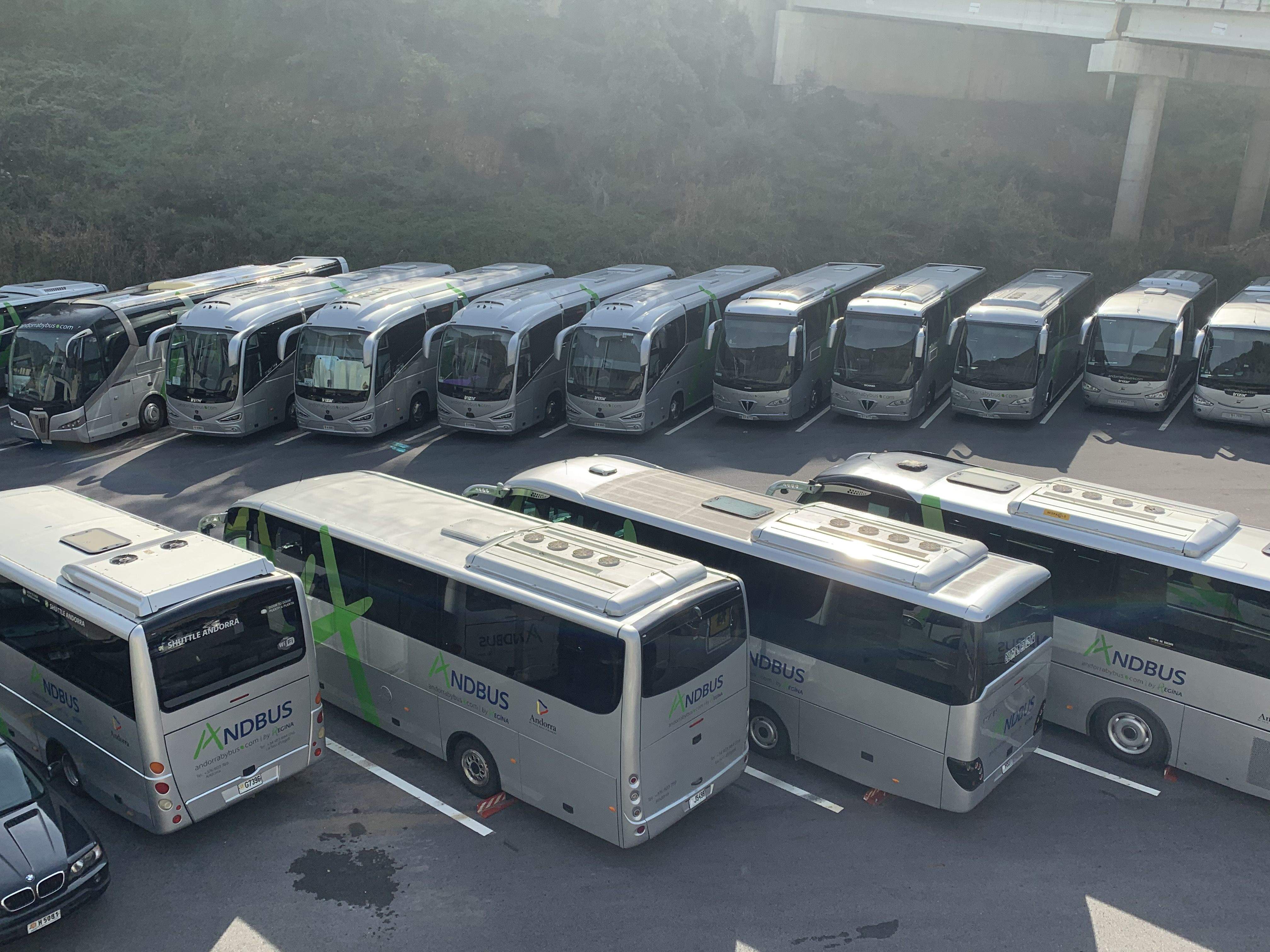 Vehicles d'Andbus estacionats a la seu central de la companyia.