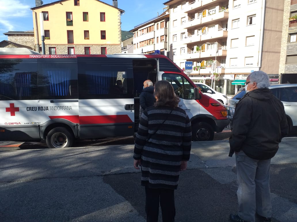 Ciutadans esperant per fer-se la prova.