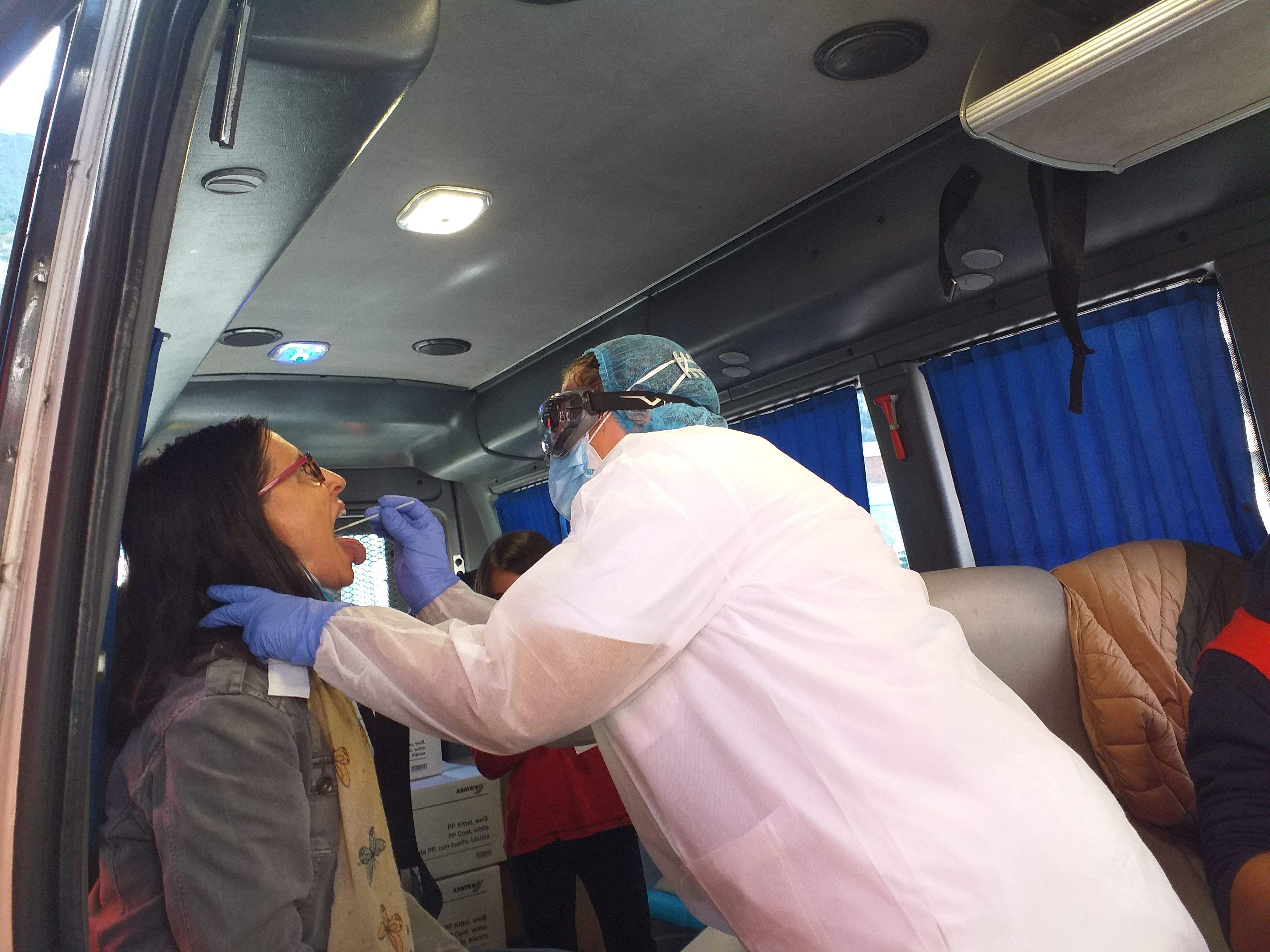 L'infermera d'un stop lab agafa la mostra a una dona.