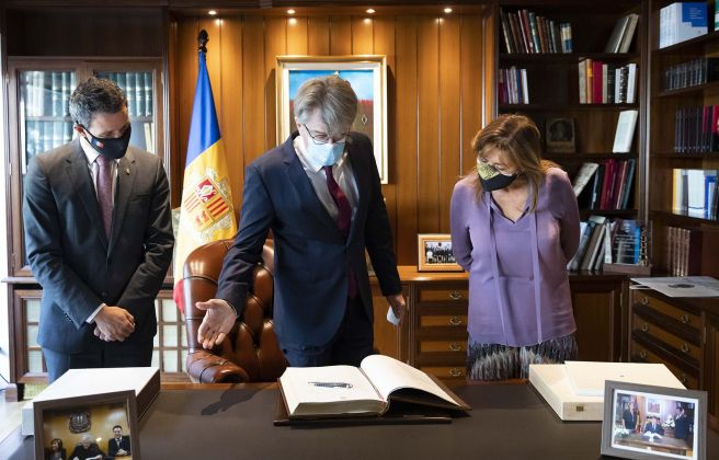 La signatura del llibre d’or / Comú d'Andorra la Vella