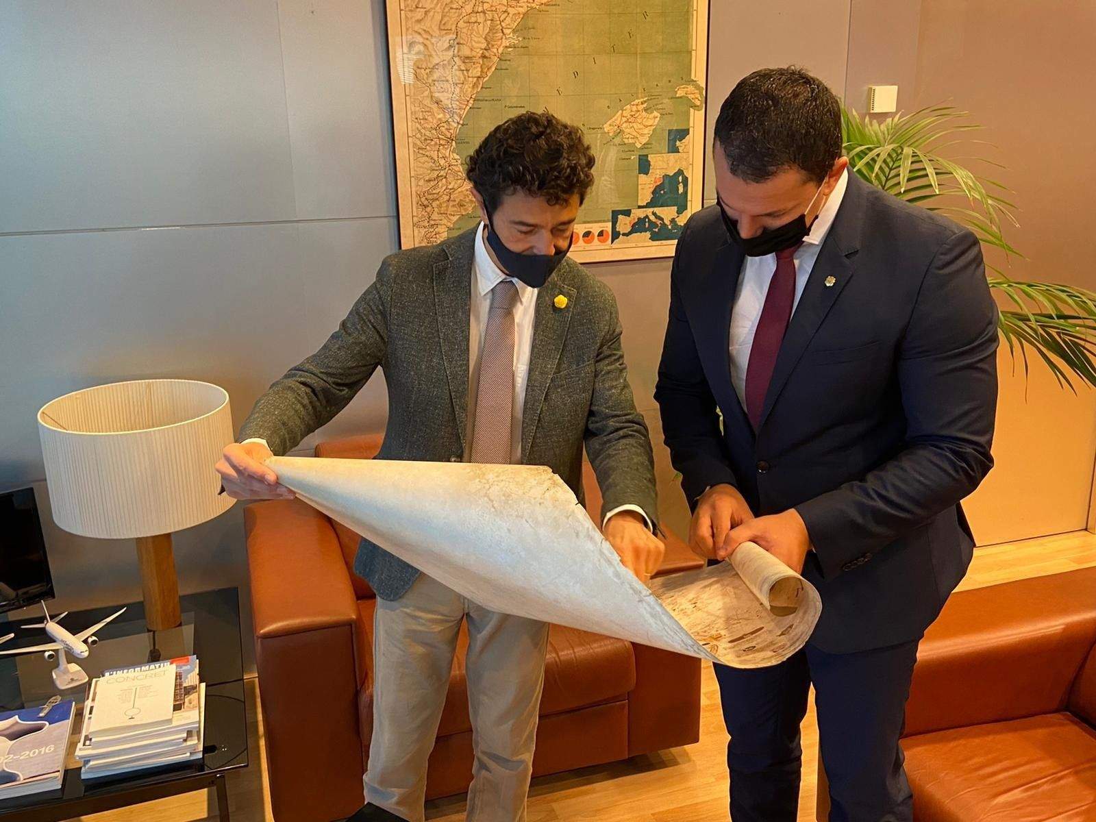 Calvet ensenyant un plànol a Gallardo.