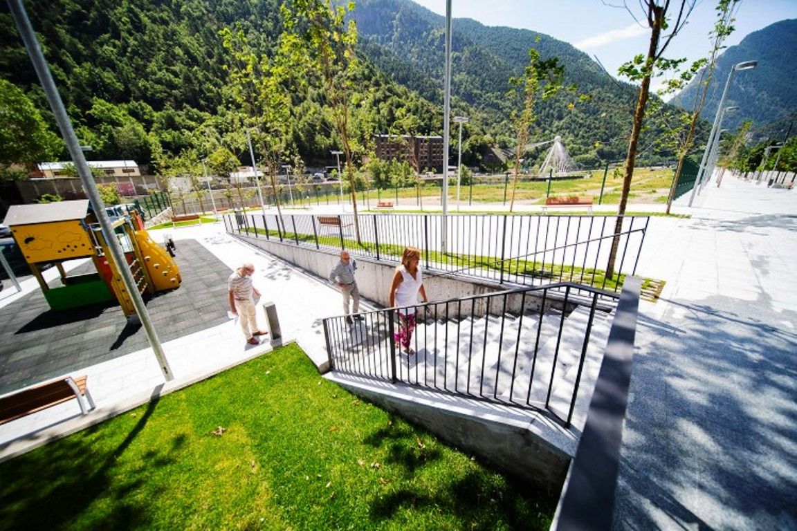 La cònsol d'Andorra la Vella, Conxita Marsol pujant a la zona on s'ubiquen els aparells de cal·listènia.